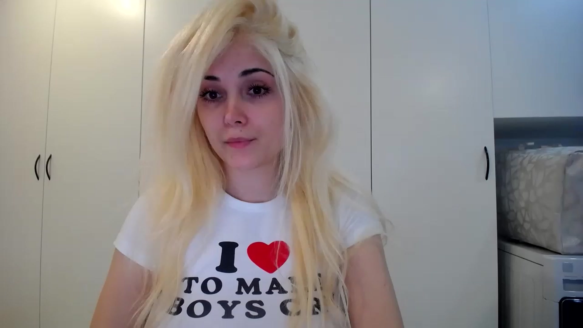 Gallery image thumbnail from SandraGPopa's myfreecams stream on, 03/12/2023, 16:27 image 17 of 20
