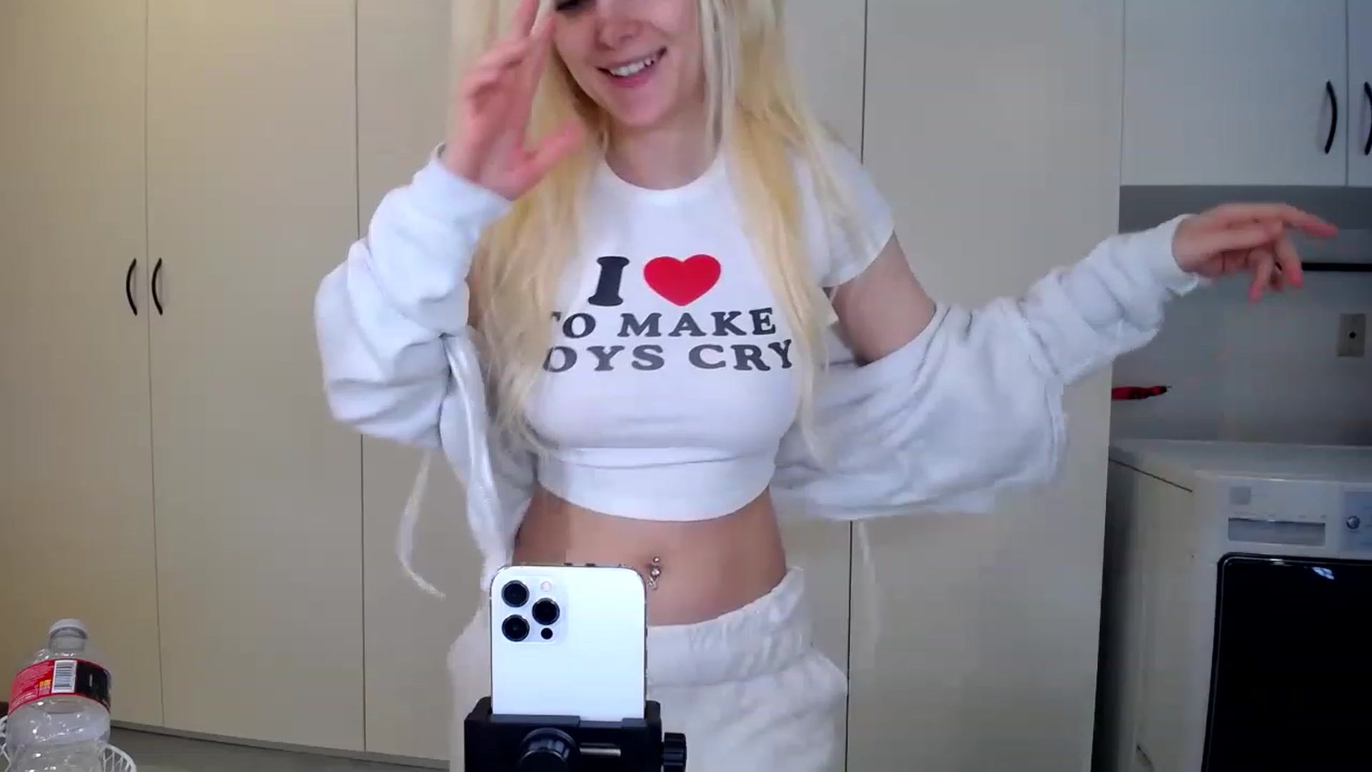 Gallery image thumbnail from SandraGPopa's myfreecams stream on, 03/12/2023, 17:37 image 4 of 20