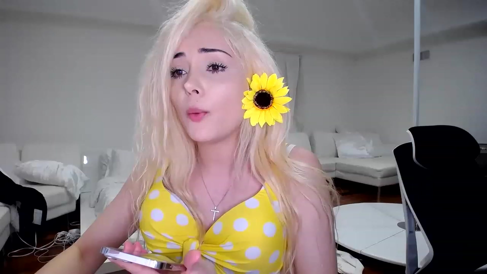 Gallery image thumbnail from SandraGPopa's myfreecams stream on, 03/25/2023, 04:00 image 16 of 20