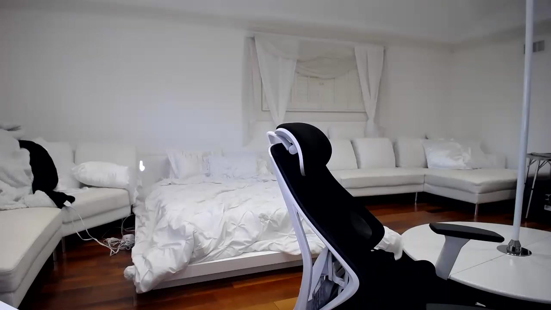 Gallery image thumbnail from SandraGPopa's myfreecams stream on, 03/25/2023, 23:29 image 16 of 20