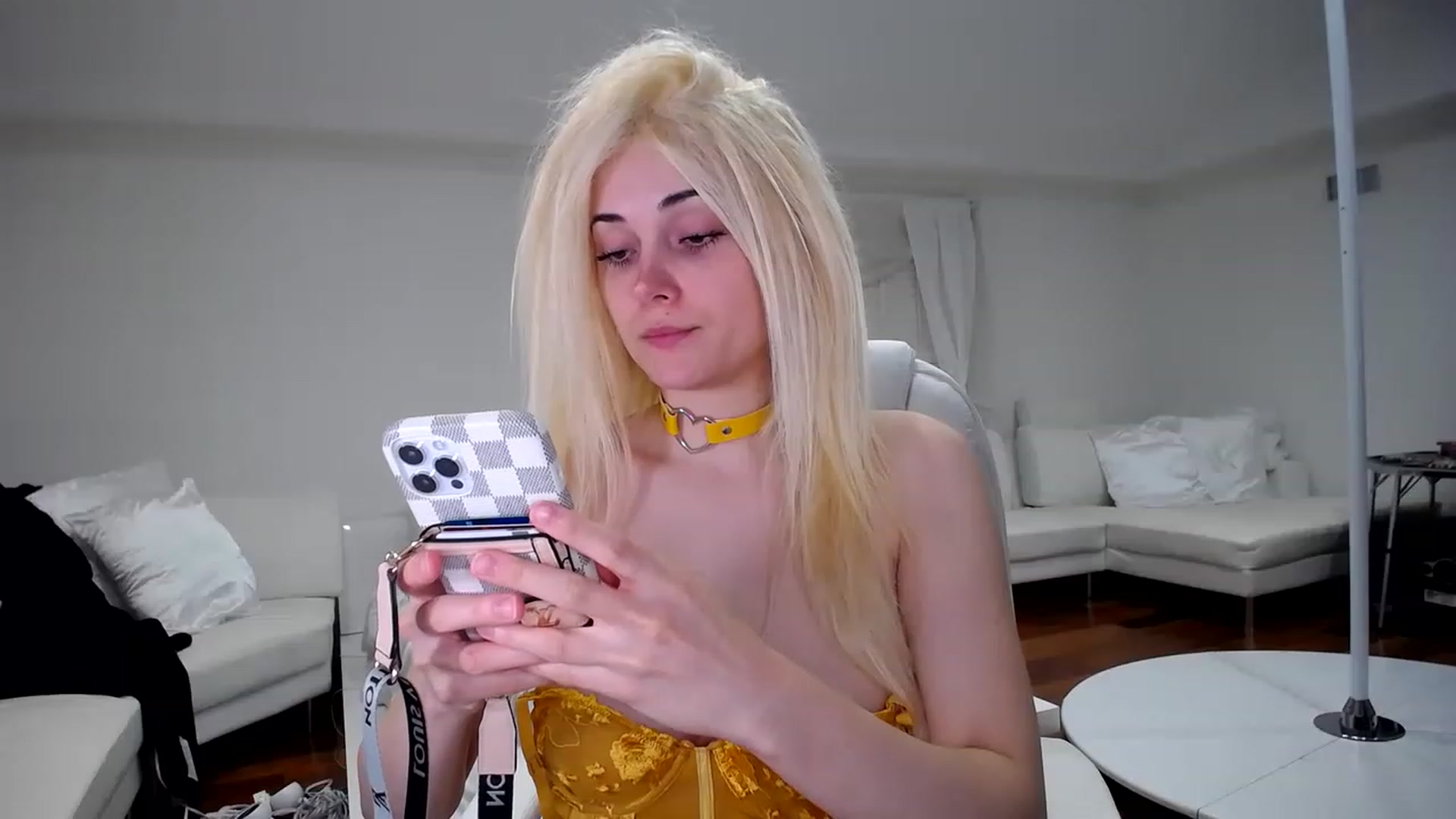 Gallery image thumbnail from SandraGPopa's myfreecams stream on, 04/22/2023, 07:08 image 3 of 20