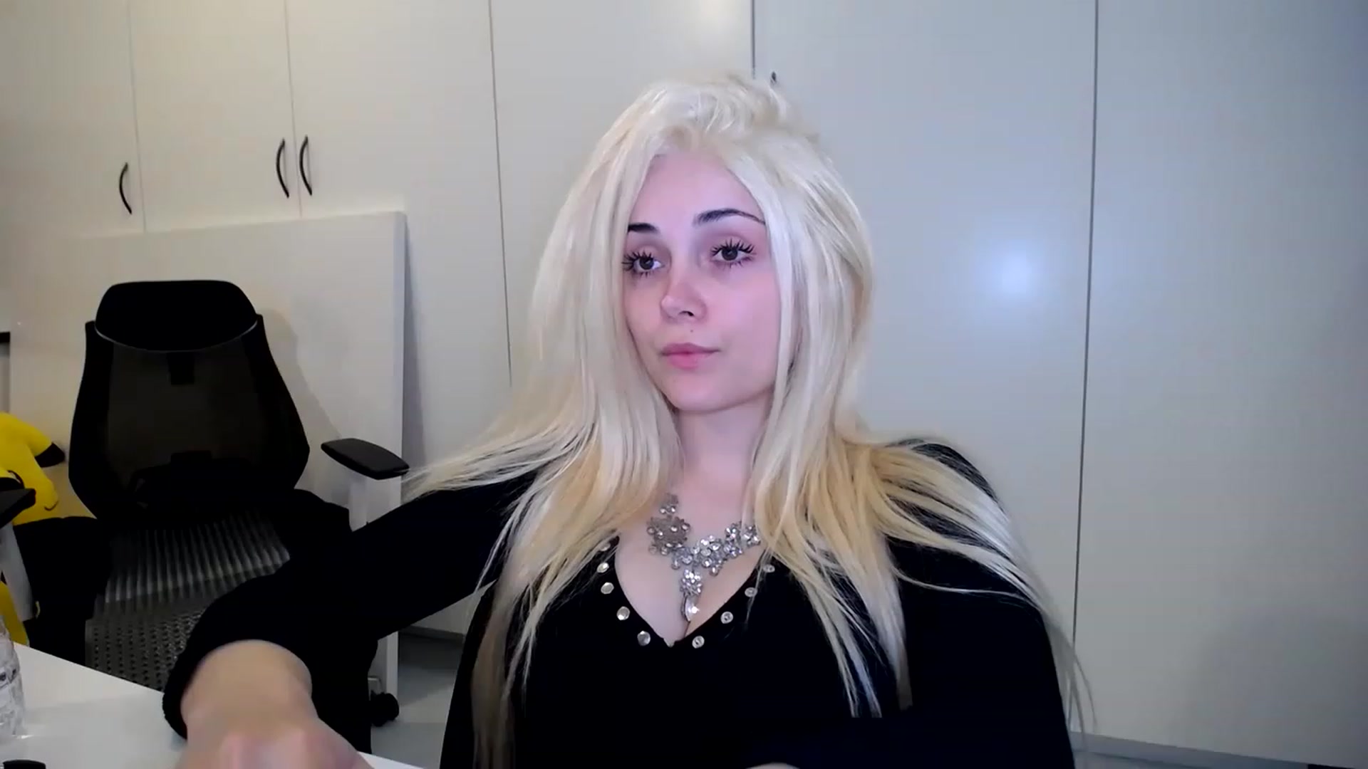 Gallery image thumbnail from SandraGPopa's myfreecams stream on, 05/11/2023, 10:01 image 1 of 20
