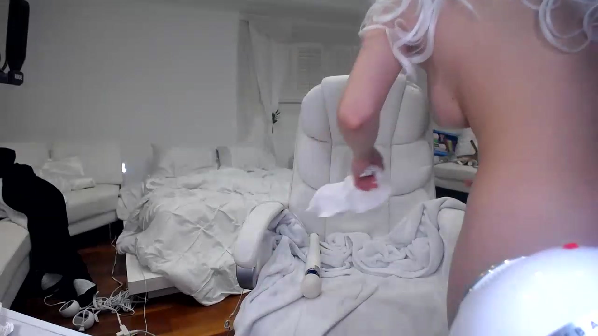 Gallery image thumbnail from SandraGPopa's myfreecams stream on, 05/27/2023, 06:06 image 12 of 20