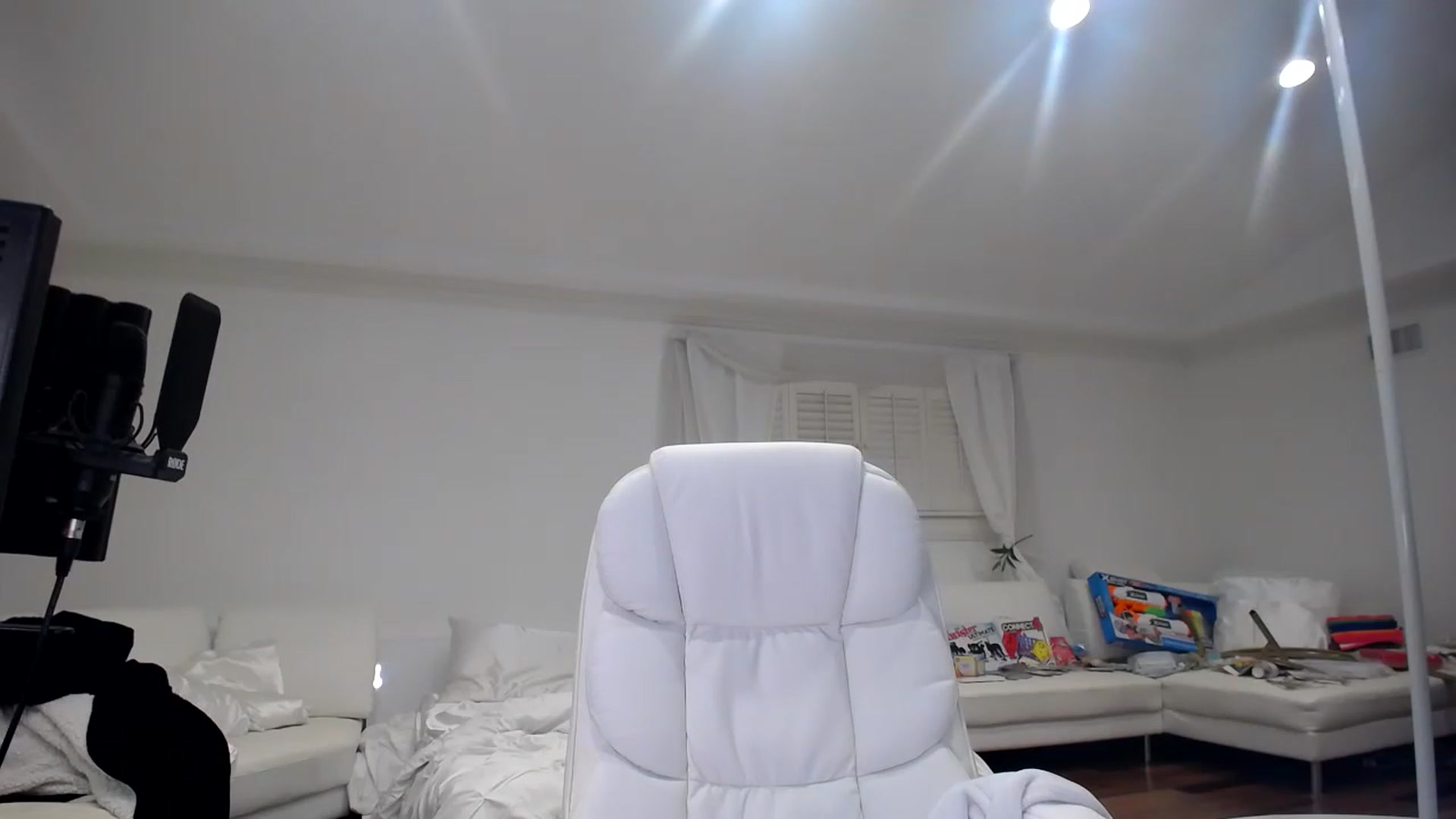 Gallery image thumbnail from SandraGPopa's myfreecams stream on, 05/27/2023, 06:06 image 16 of 20