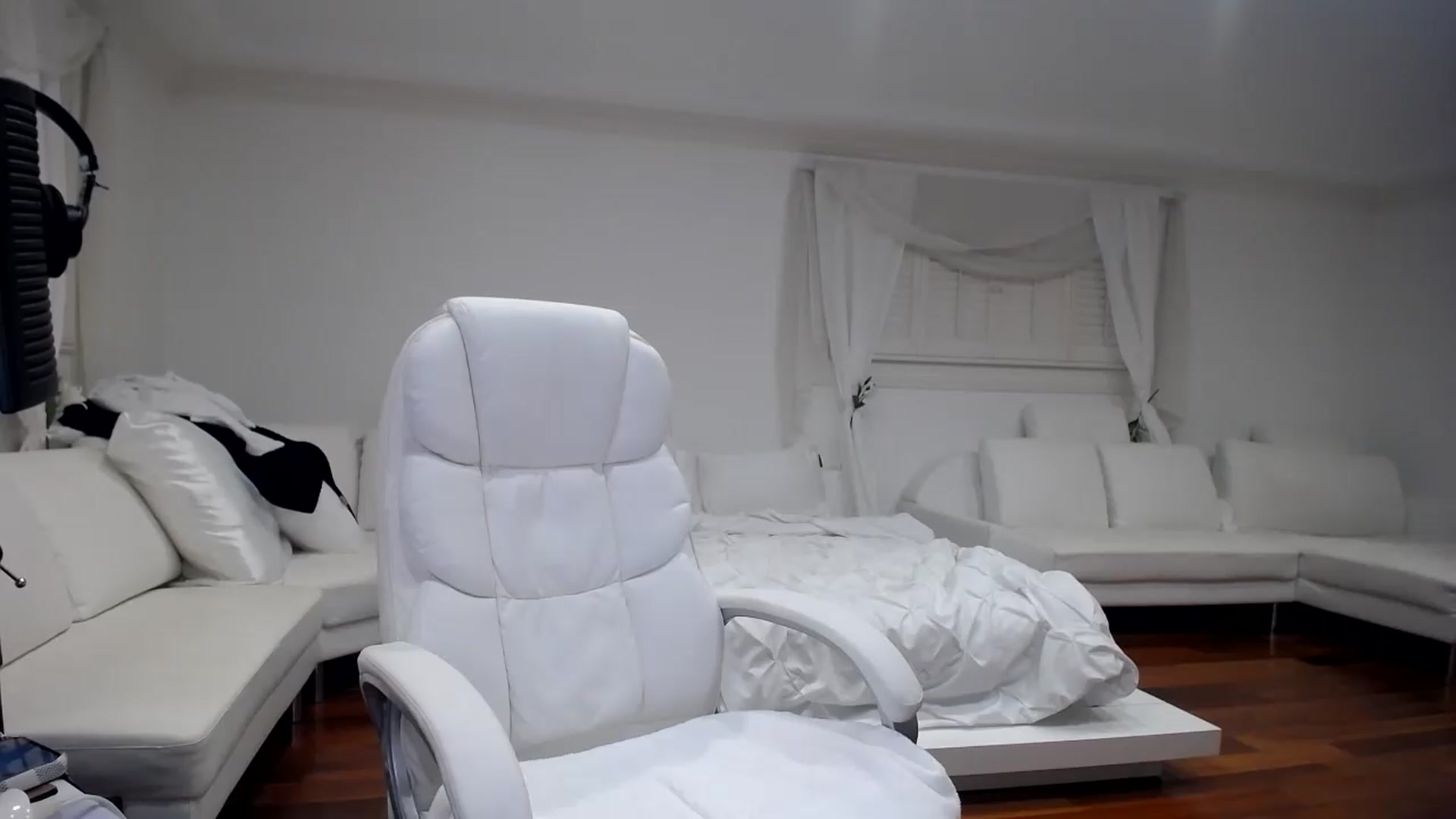 Gallery image thumbnail from SandraGPopa's myfreecams stream on, 07/14/2023, 04:06 image 12 of 20