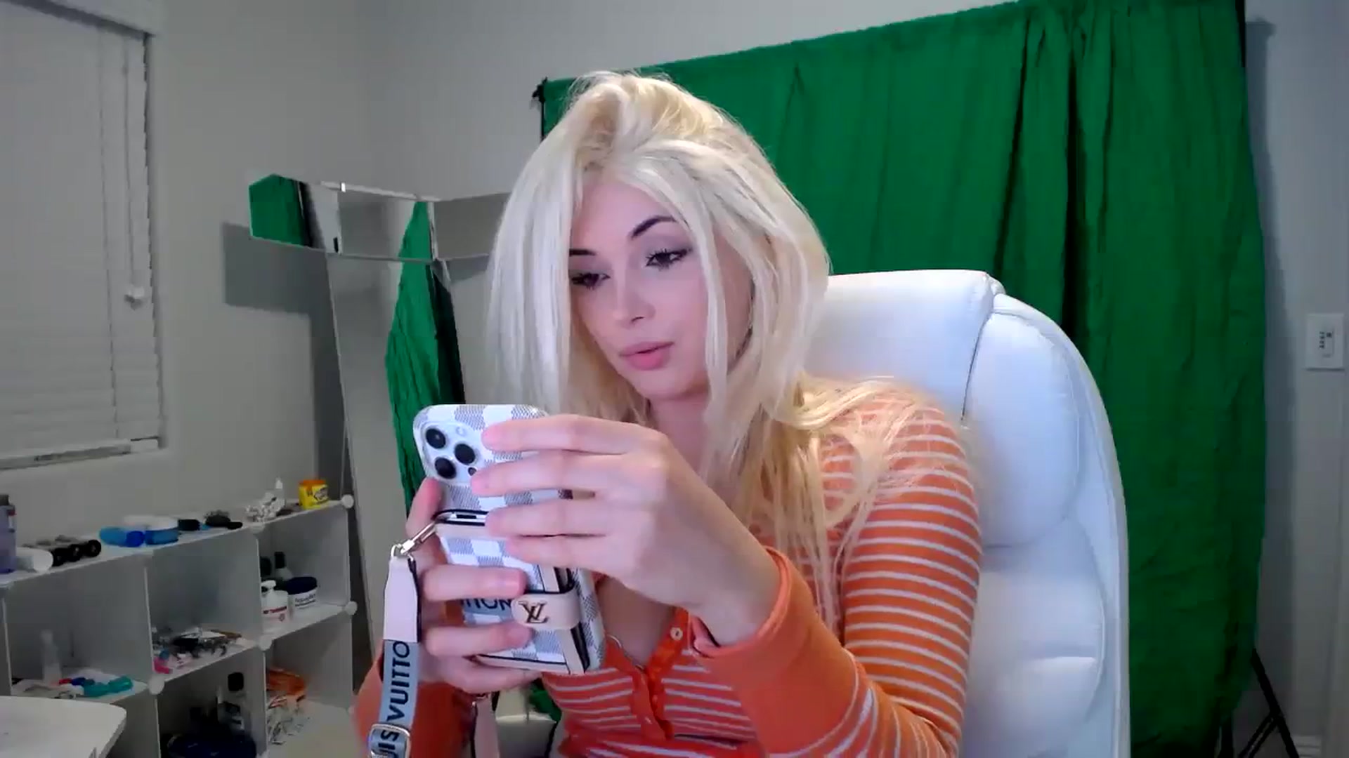 Gallery image thumbnail from SandraGPopa's myfreecams stream on, 08/04/2023, 06:01 image 2 of 20
