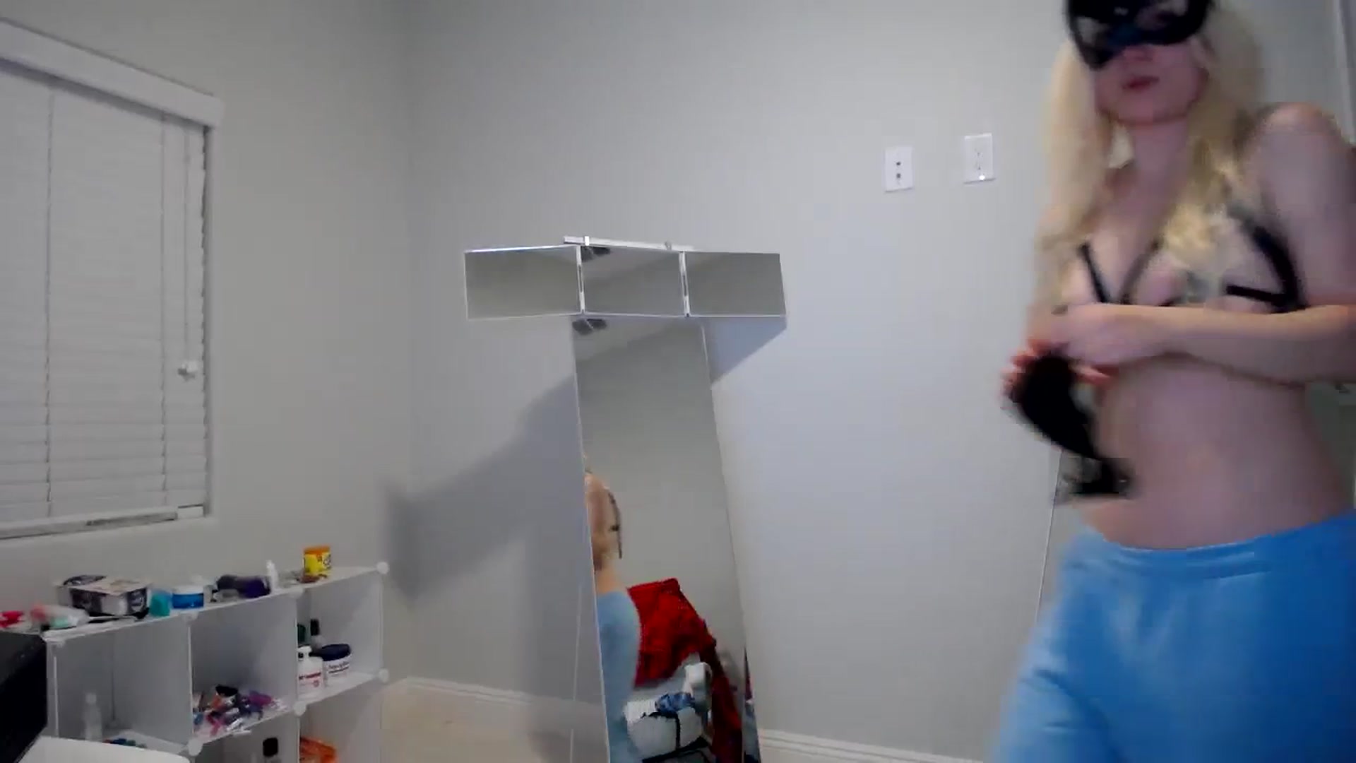 Gallery image thumbnail from SandraGPopa's myfreecams stream on, 08/09/2023, 03:54 image 5 of 20