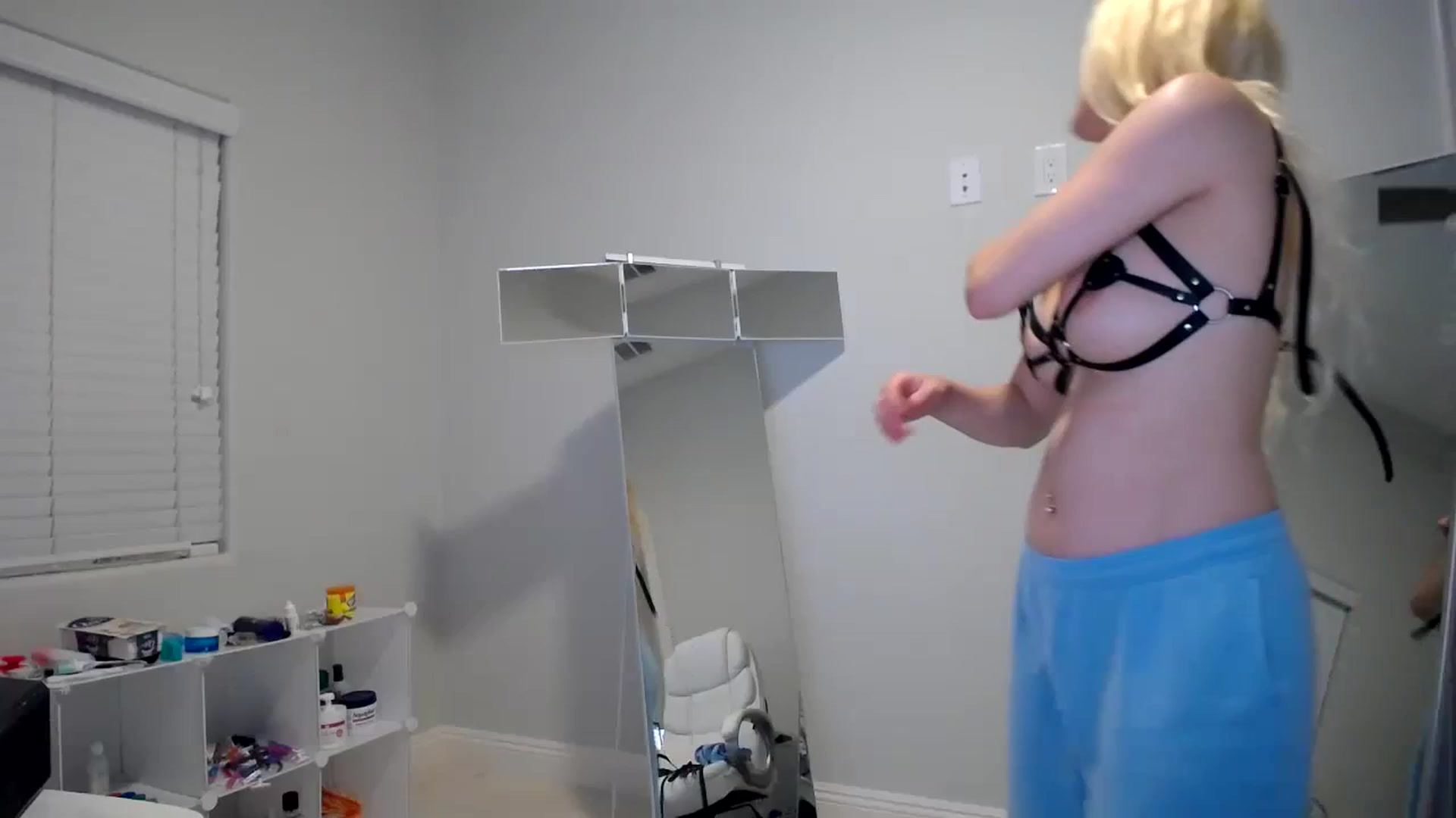 Gallery image thumbnail from SandraGPopa's myfreecams stream on, 08/09/2023, 03:54 image 1 of 20