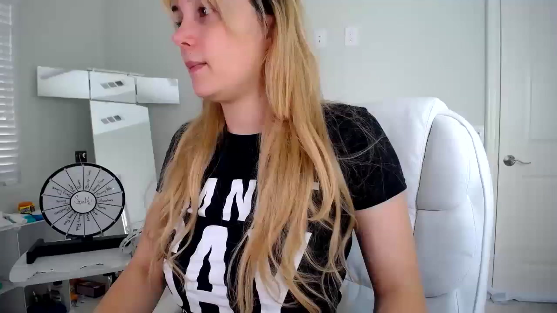 Gallery image thumbnail from SandraGPopa's myfreecams stream on, 08/17/2023, 22:30 image 1 of 20