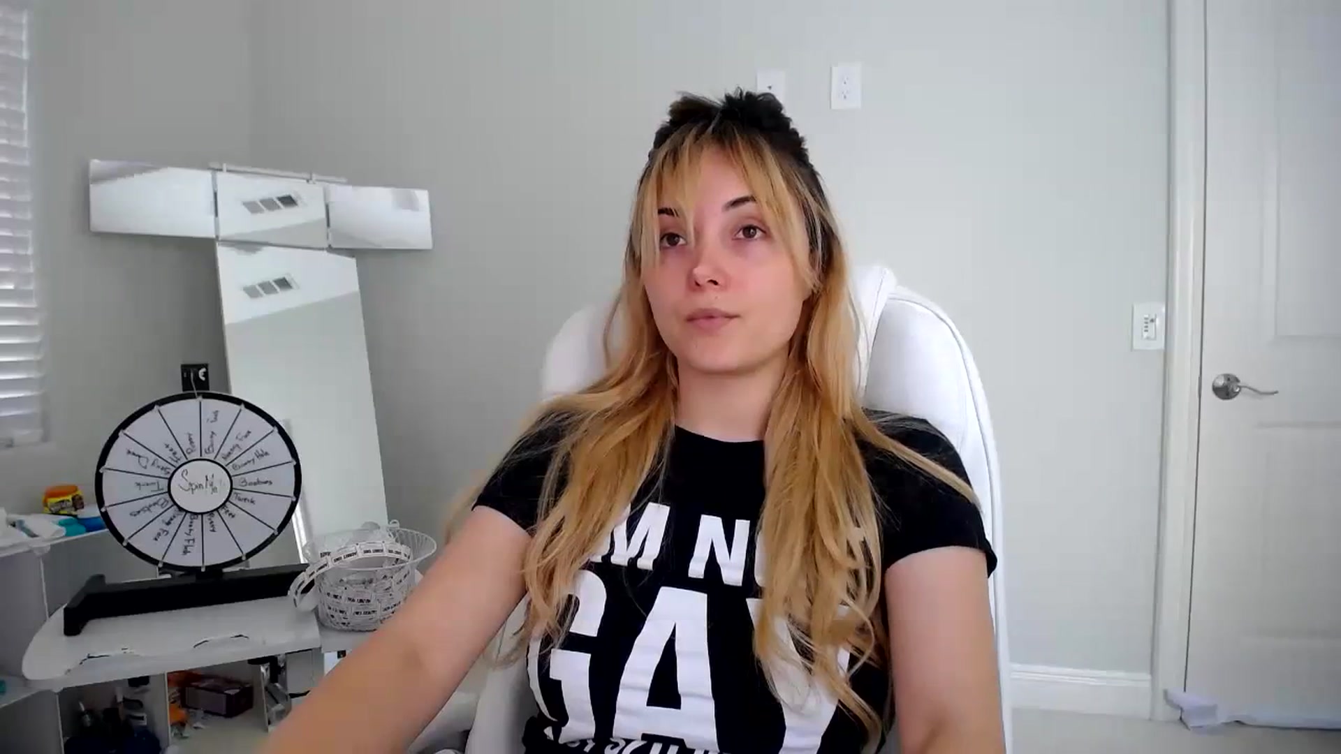 Gallery image thumbnail from SandraGPopa's myfreecams stream on, 08/17/2023, 22:30 image 6 of 20