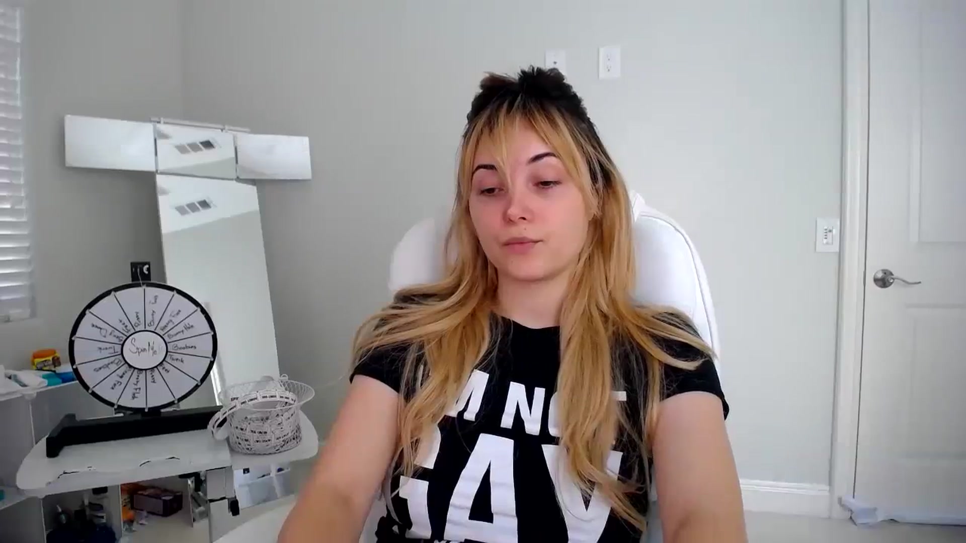 Gallery image thumbnail from SandraGPopa's myfreecams stream on, 08/17/2023, 22:30 image 15 of 20