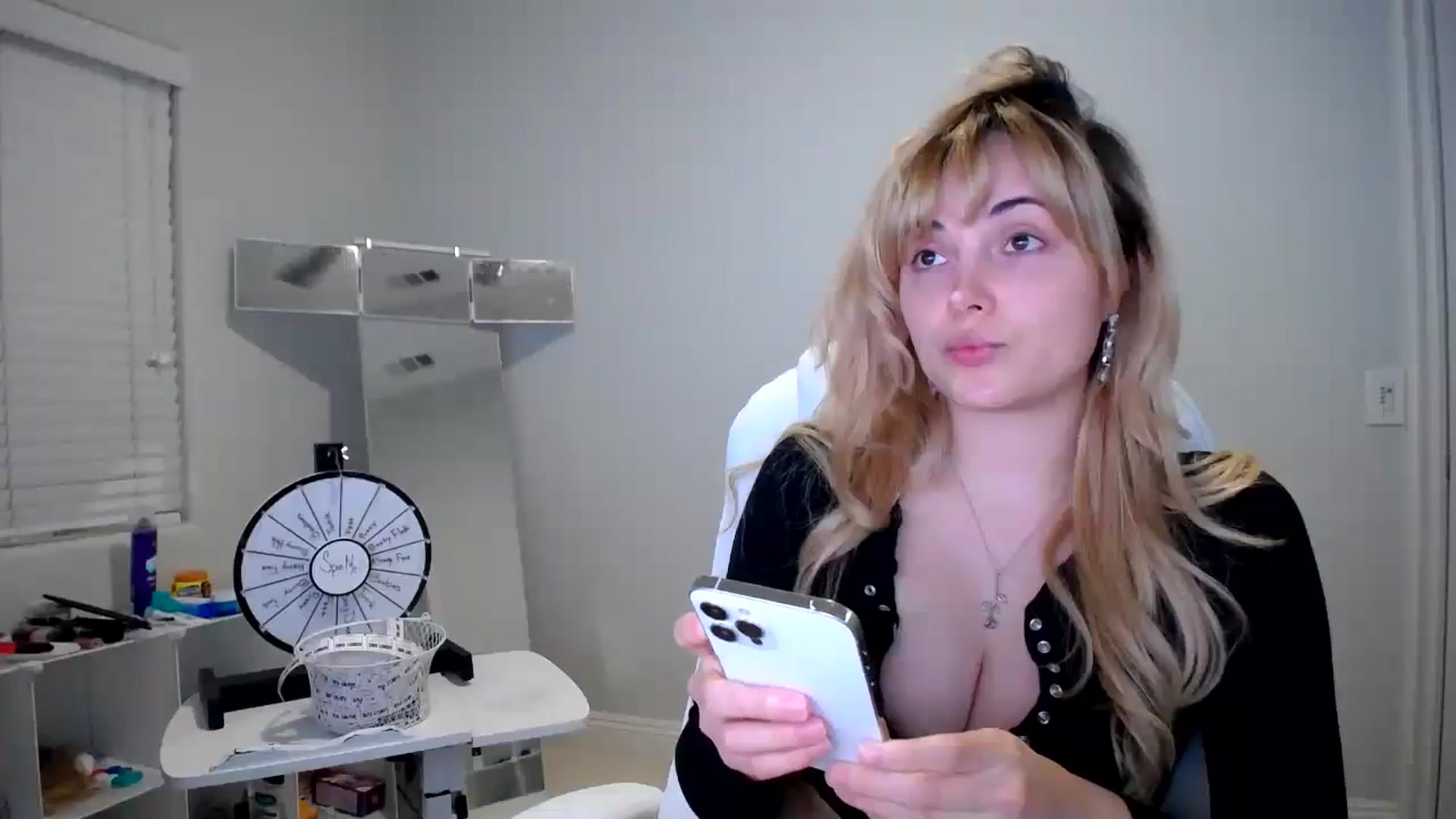 Gallery image thumbnail from SandraGPopa's myfreecams stream on, 08/19/2023, 03:22 image 11 of 20