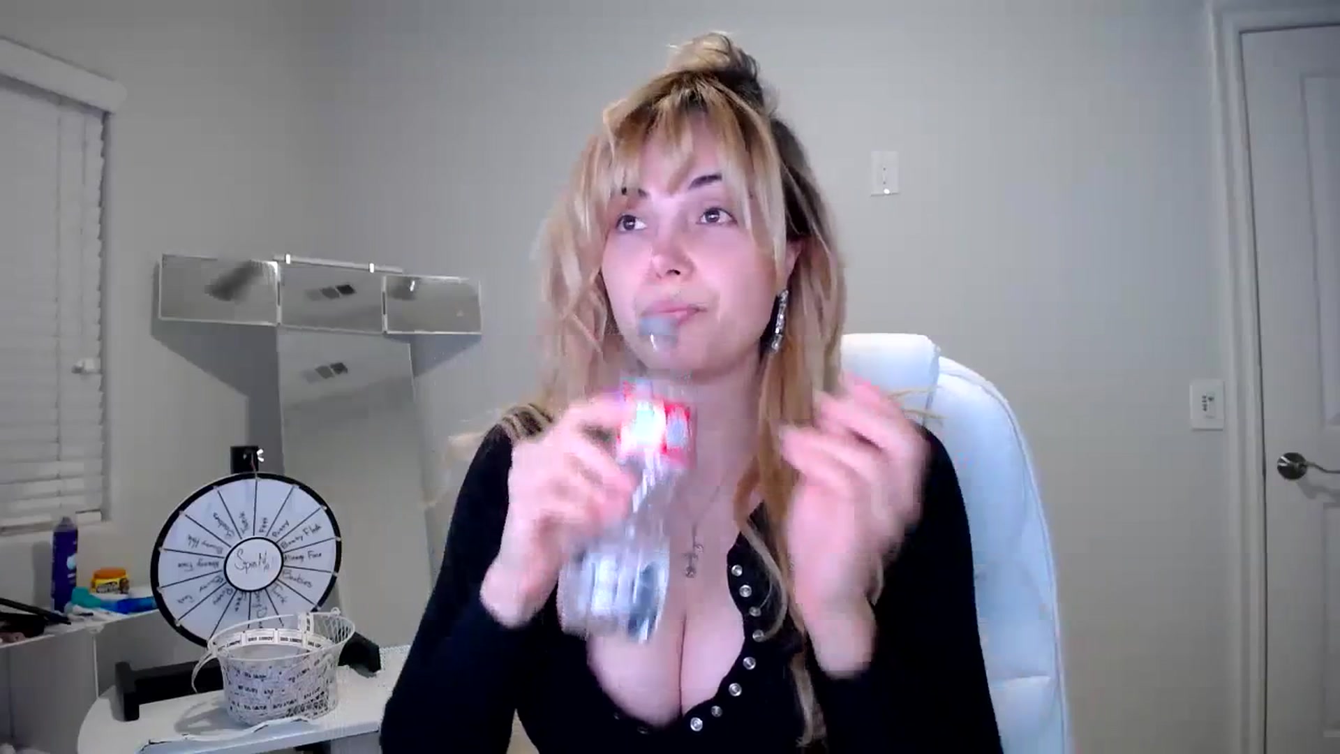 Gallery image thumbnail from SandraGPopa's myfreecams stream on, 08/19/2023, 03:22 image 9 of 20