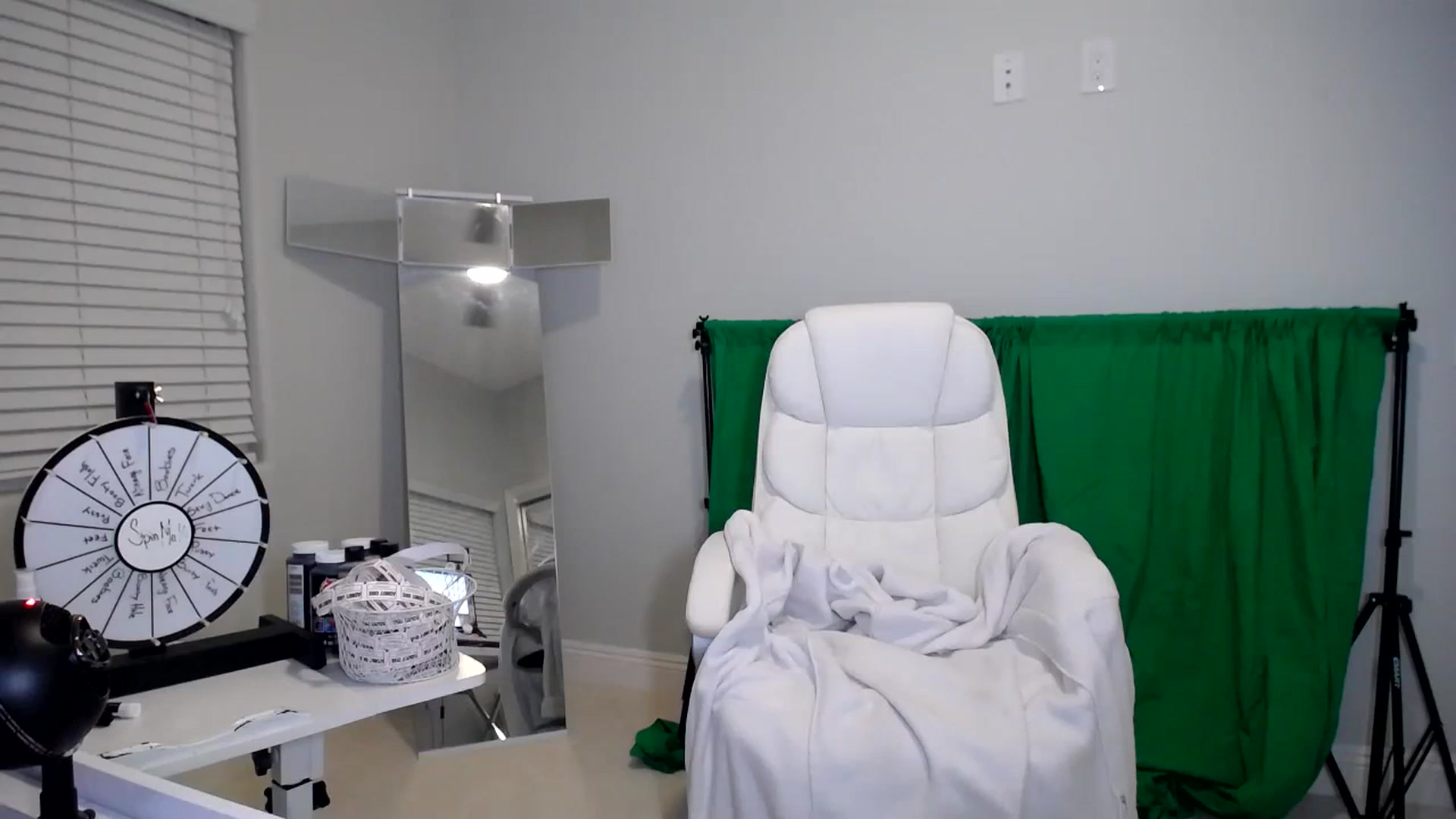 Gallery image thumbnail from SandraGPopa's myfreecams stream on, 09/04/2023, 03:37 image 18 of 20