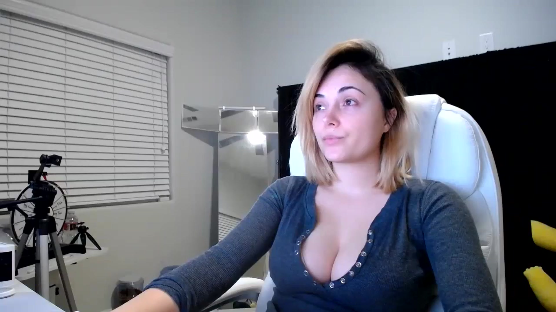 Gallery image thumbnail from SandraGPopa's myfreecams stream on, 10/18/2023, 06:20 image 10 of 20