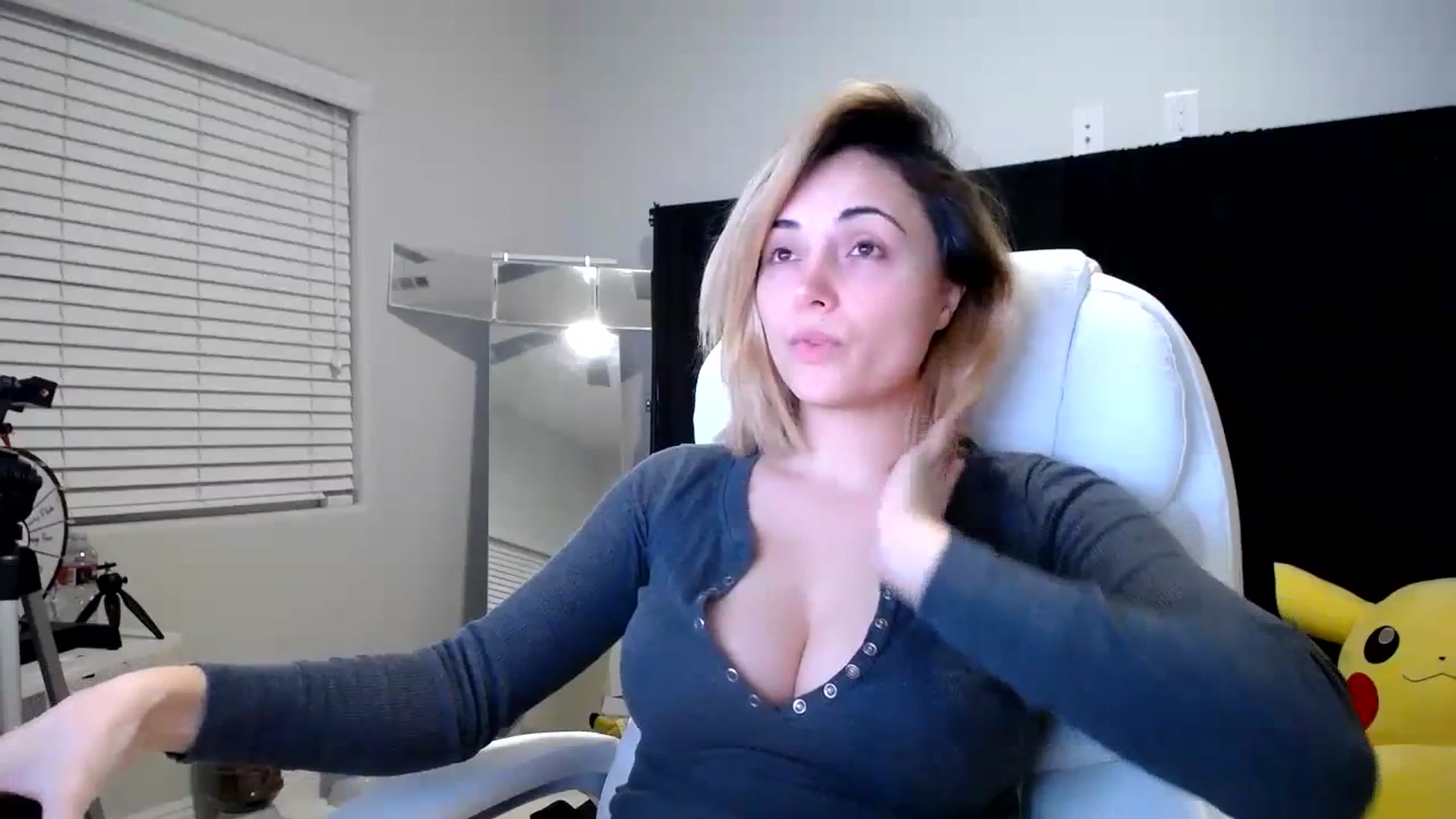 Gallery image thumbnail from SandraGPopa's myfreecams stream on, 10/18/2023, 06:20 image 15 of 20