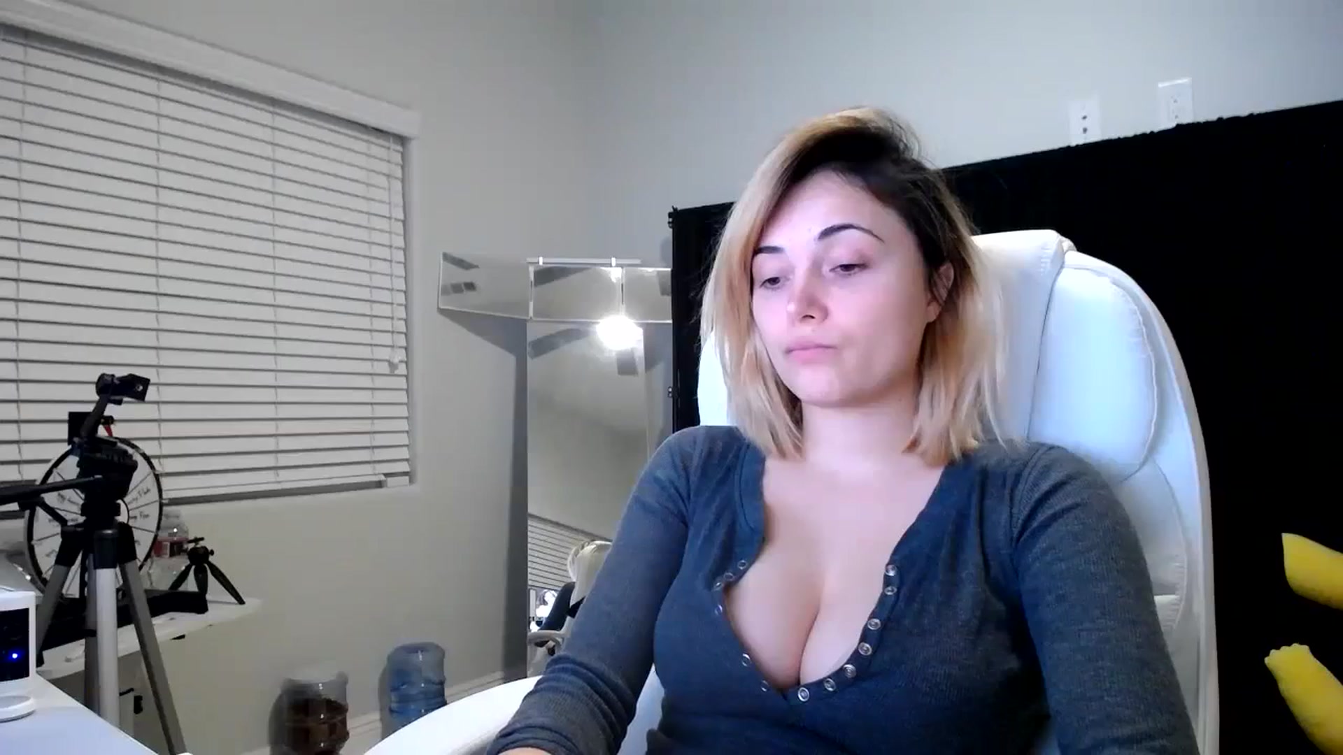 Gallery image thumbnail from SandraGPopa's myfreecams stream on, 10/18/2023, 06:20 image 12 of 20