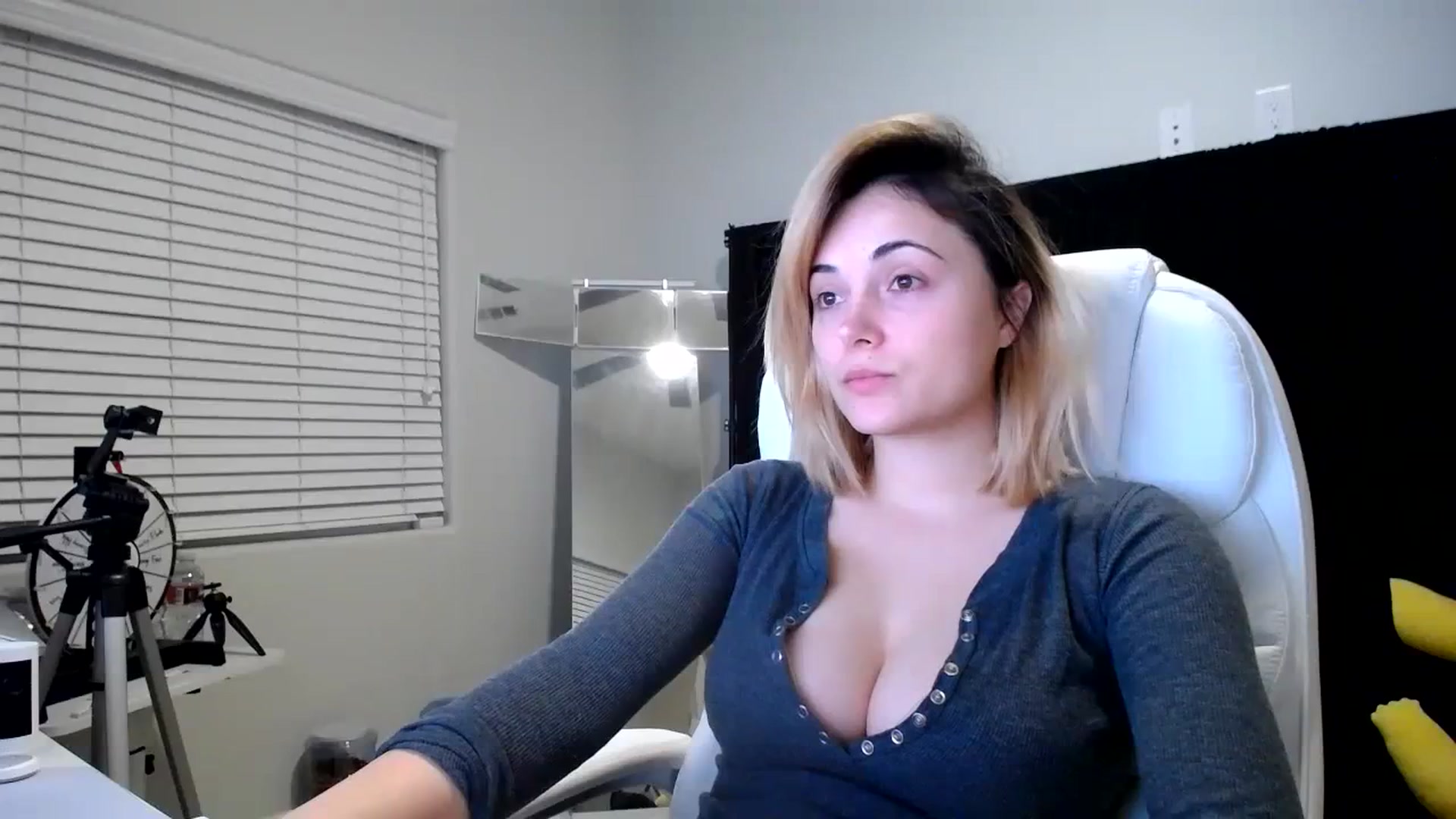 Gallery image thumbnail from SandraGPopa's myfreecams stream on, 10/18/2023, 06:20 image 11 of 20