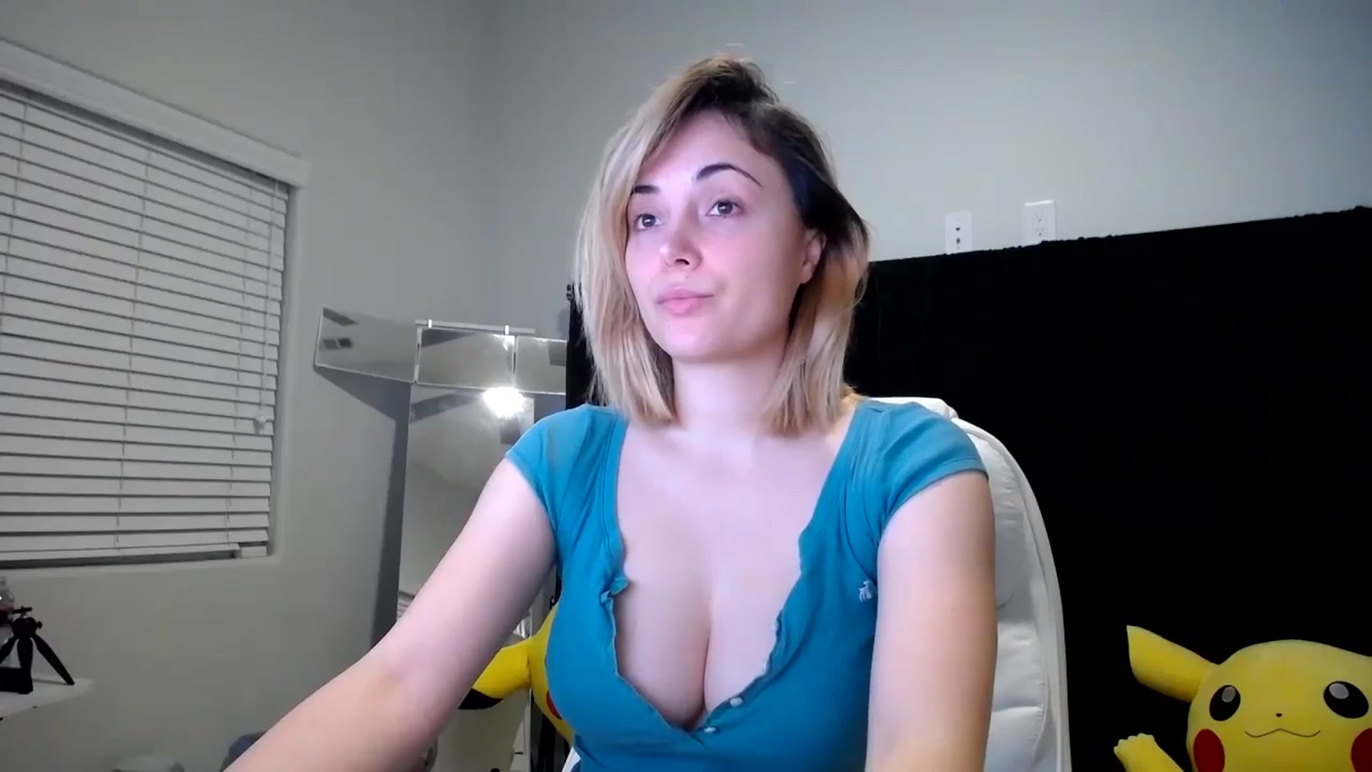 Gallery image thumbnail from SandraGPopa's myfreecams stream on, 10/18/2023, 07:07 image 11 of 20