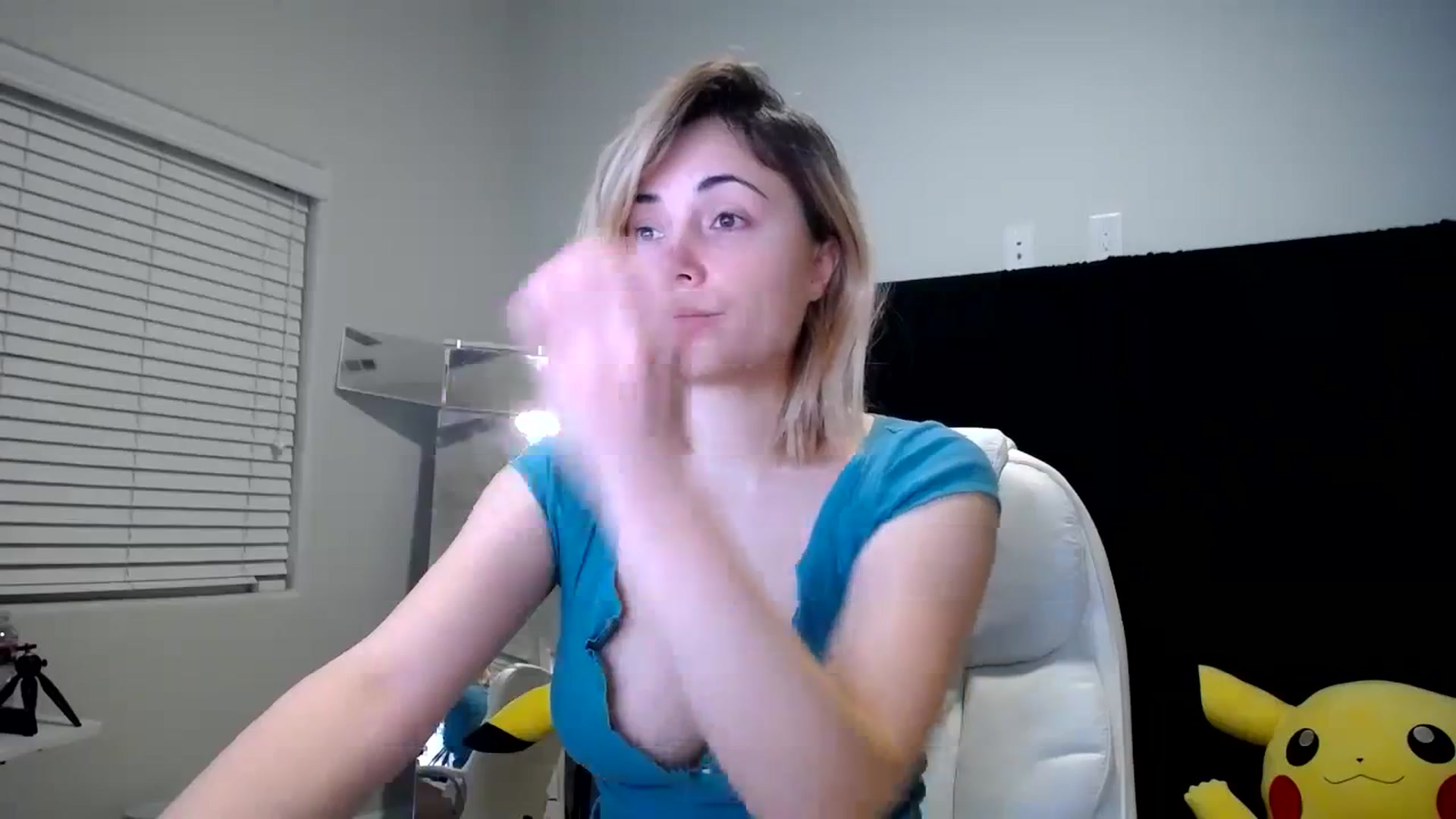 Gallery image thumbnail from SandraGPopa's myfreecams stream on, 10/18/2023, 07:07 image 4 of 20