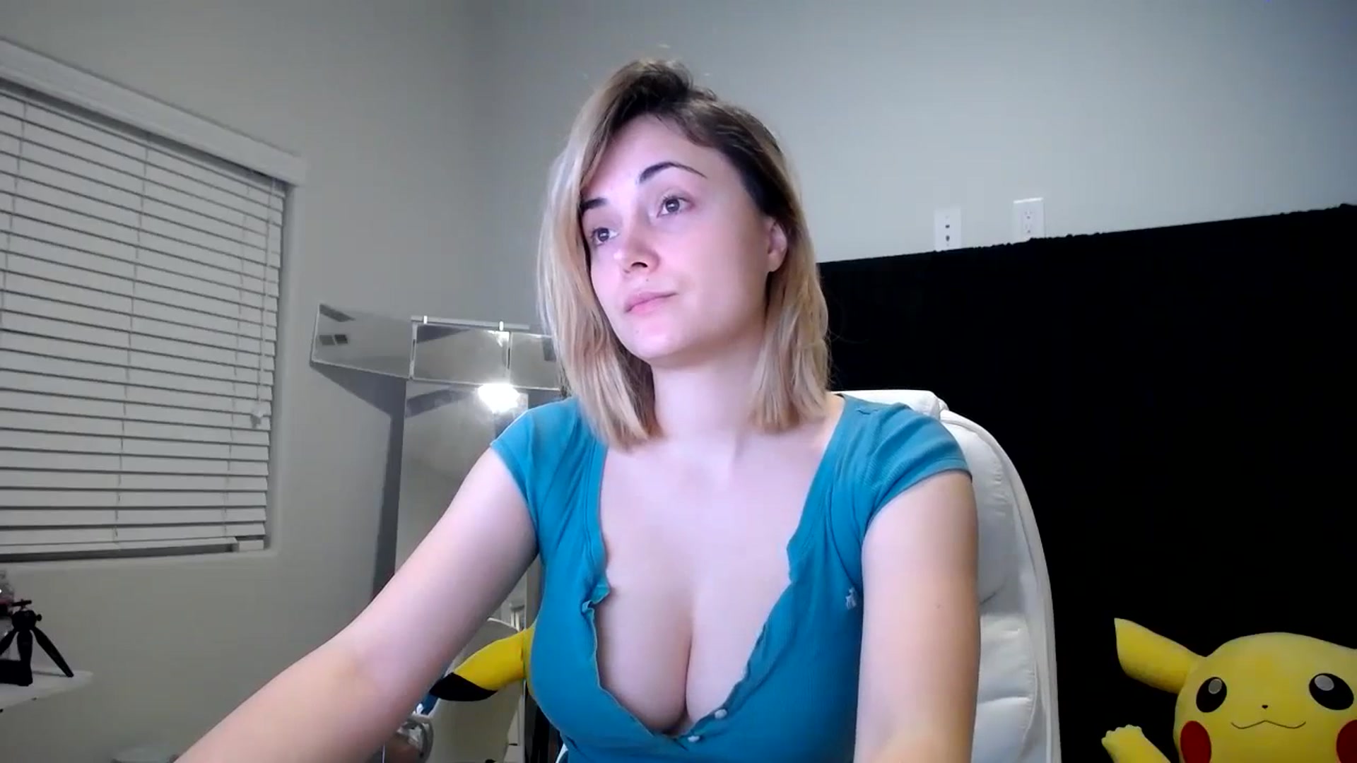 Gallery image thumbnail from SandraGPopa's myfreecams stream on, 10/18/2023, 07:07 image 12 of 20