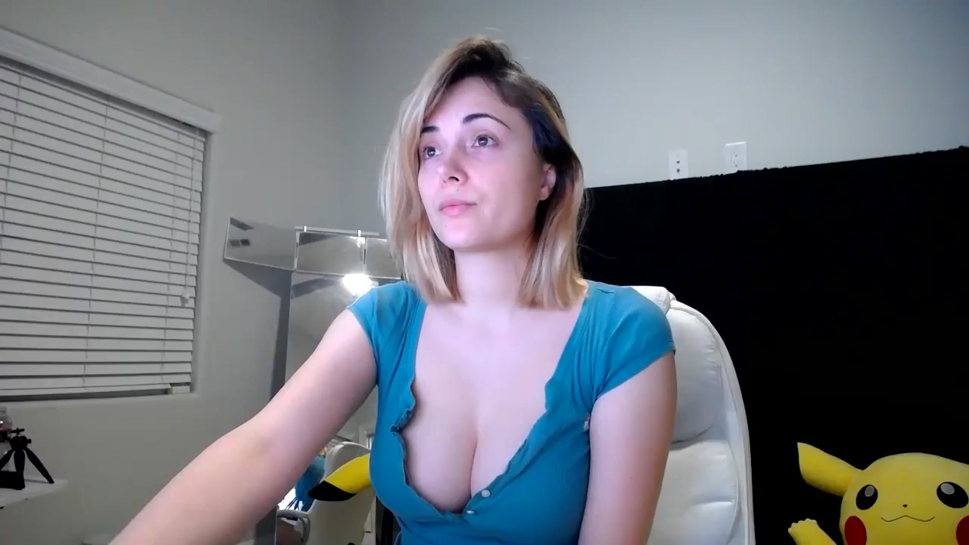 Gallery image thumbnail from SandraGPopa's myfreecams stream on, 10/18/2023, 07:07 image 3 of 20