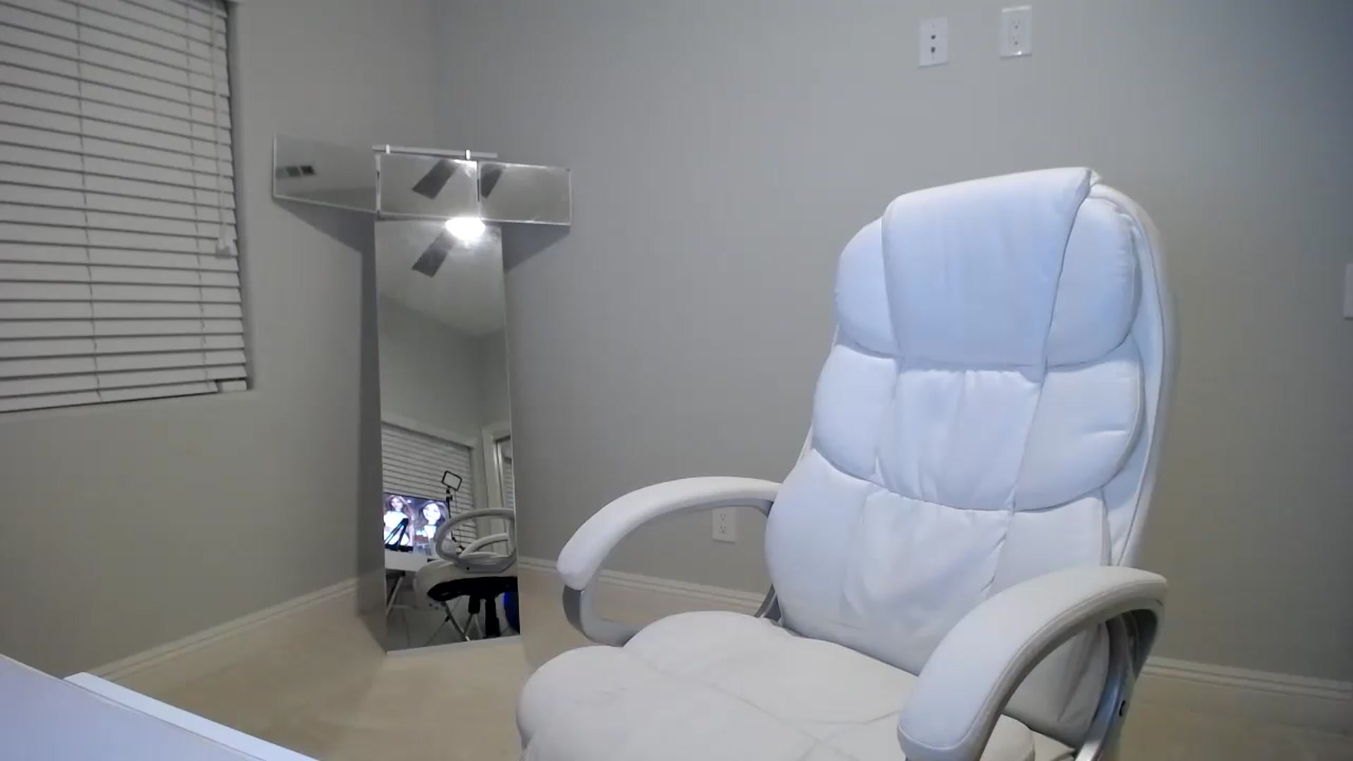 Gallery image thumbnail from SandraGPopa's myfreecams stream on, 10/23/2023, 08:27 image 4 of 20
