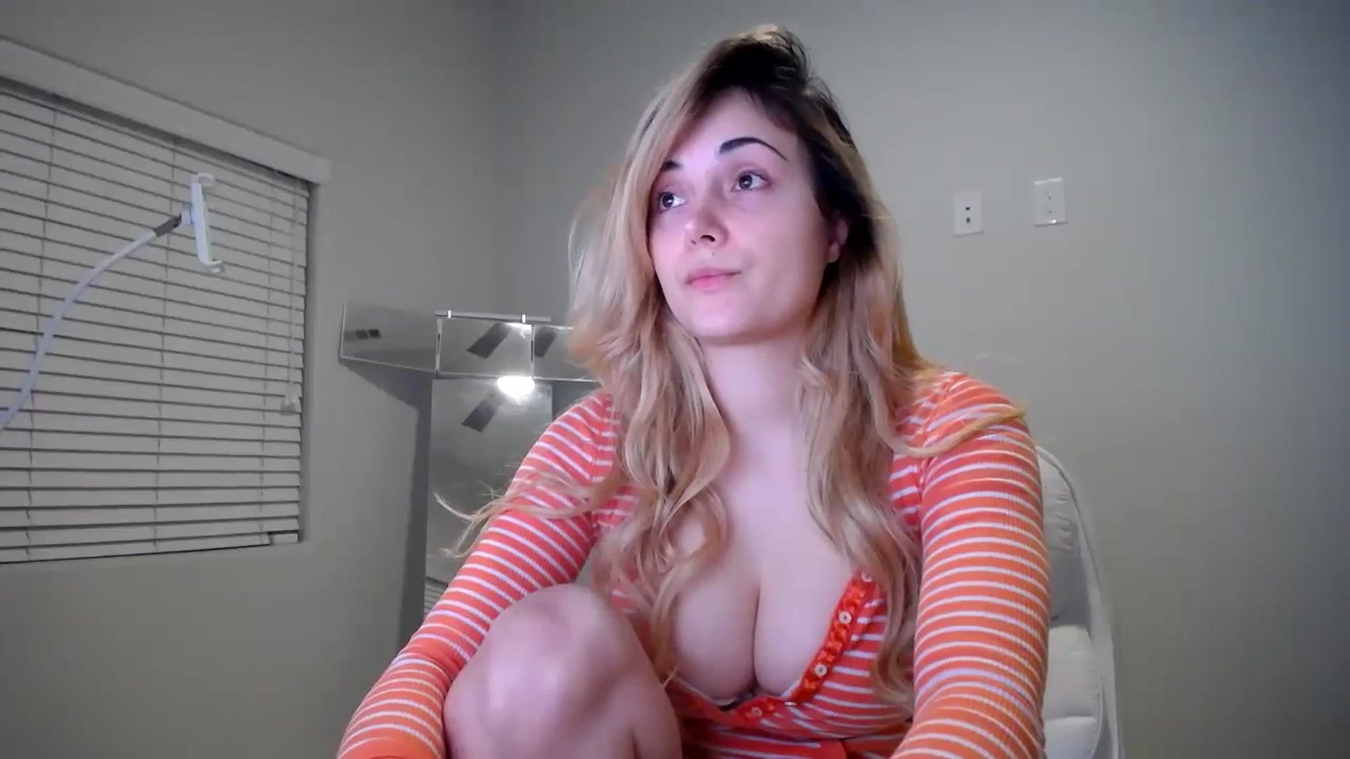Gallery image thumbnail from SandraGPopa's myfreecams stream on, 10/26/2023, 13:01 image 12 of 20
