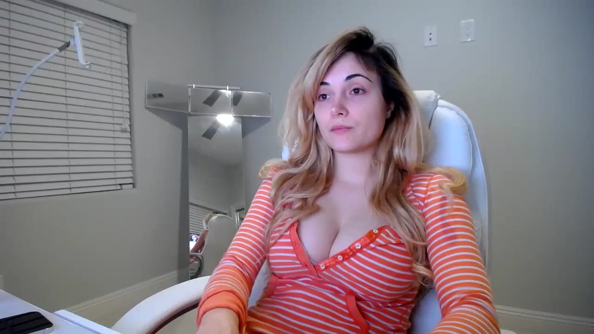 Gallery image thumbnail from SandraGPopa's myfreecams stream on, 10/26/2023, 13:25 image 13 of 20