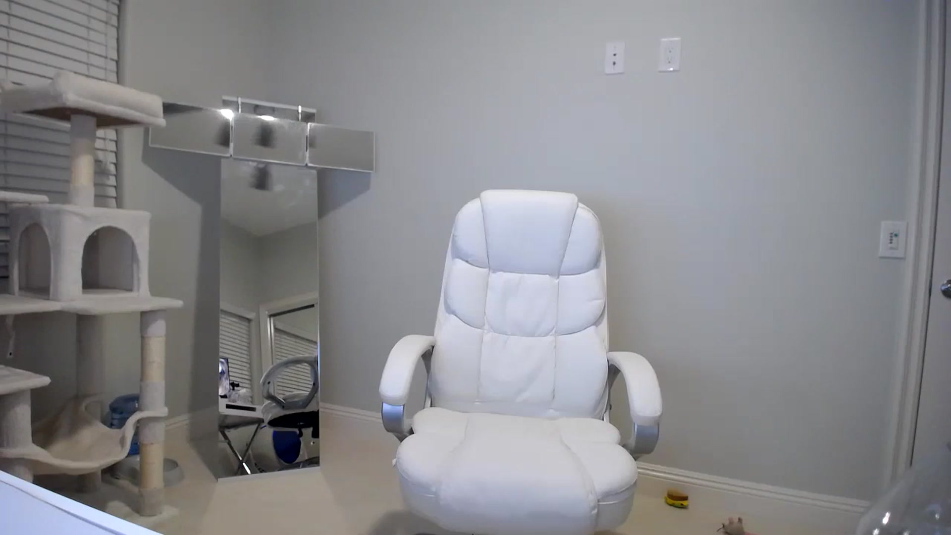 Gallery image thumbnail from SandraGPopa's myfreecams stream on, 11/25/2023, 06:10 image 16 of 20