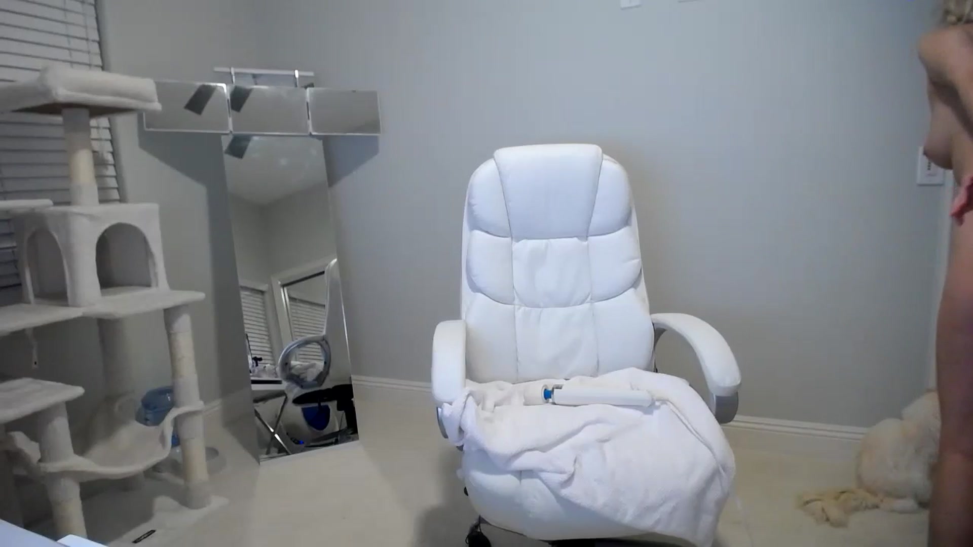 Gallery image thumbnail from SandraGPopa's myfreecams stream on, 11/26/2023, 07:36 image 17 of 20