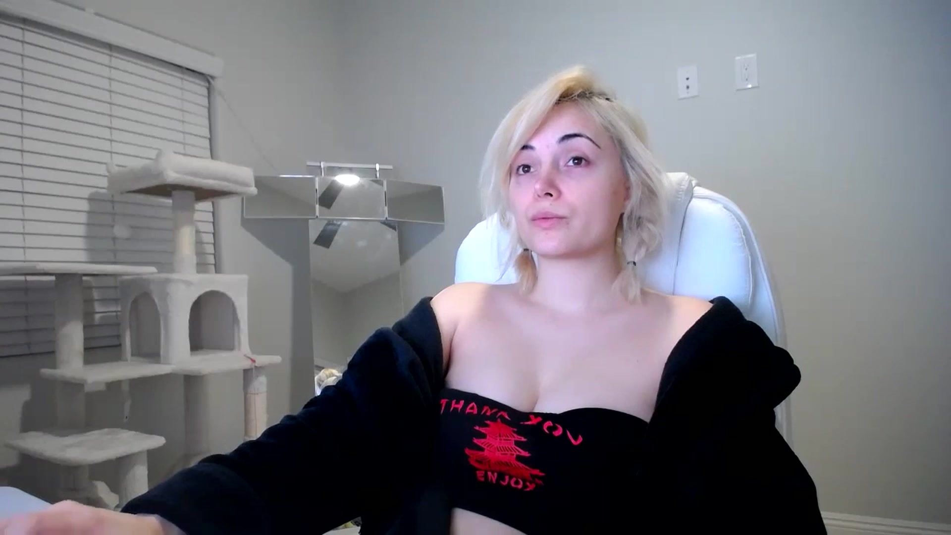 Gallery image thumbnail from SandraGPopa's myfreecams stream on, 12/03/2023, 06:06 image 8 of 20