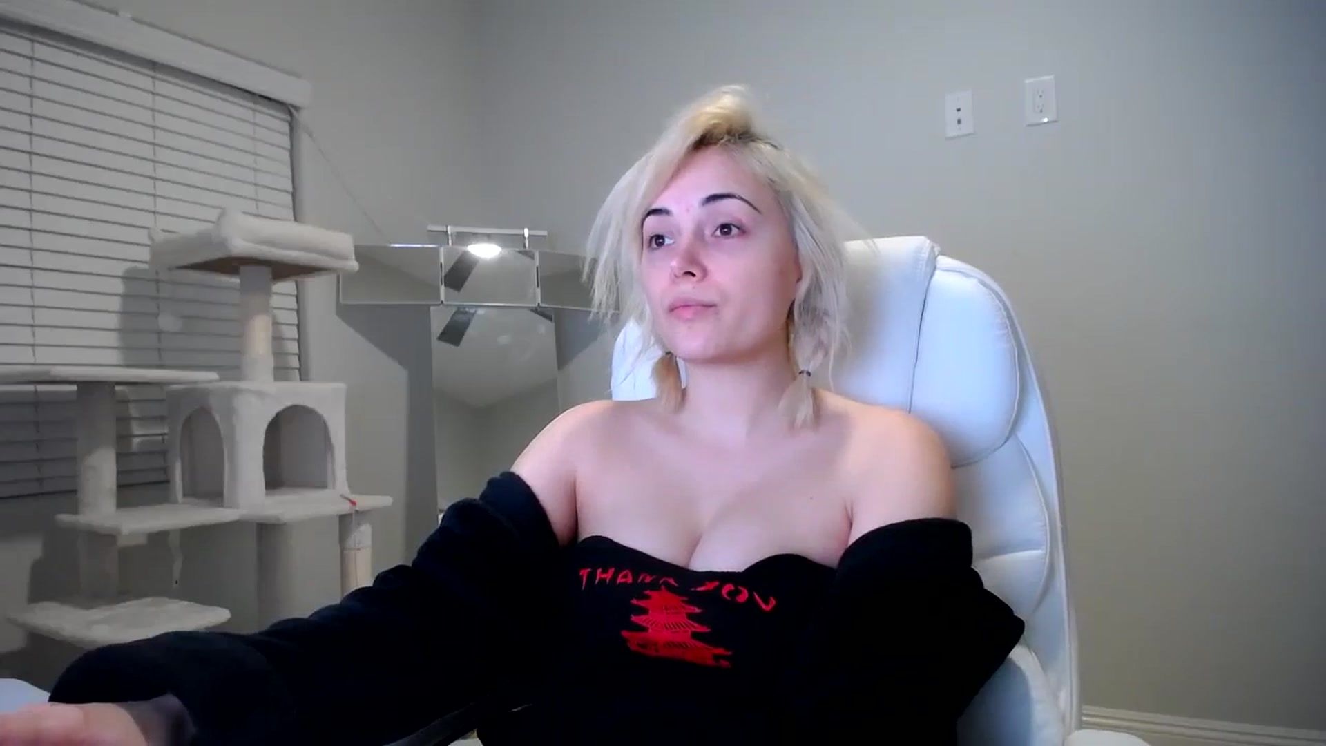 Gallery image thumbnail from SandraGPopa's myfreecams stream on, 12/03/2023, 06:06 image 11 of 20