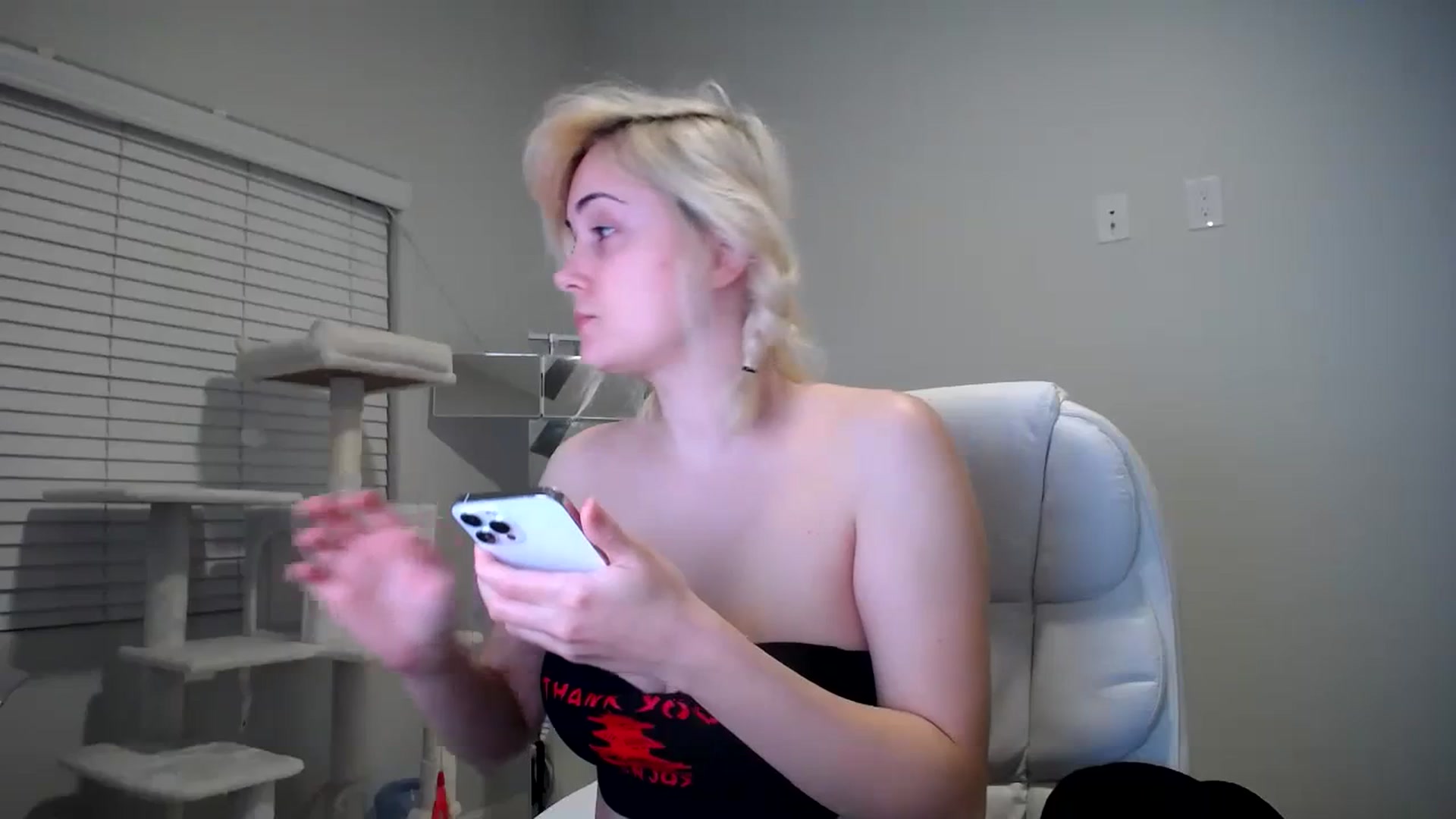 Gallery image thumbnail from SandraGPopa's myfreecams stream on, 12/03/2023, 07:52 image 10 of 20