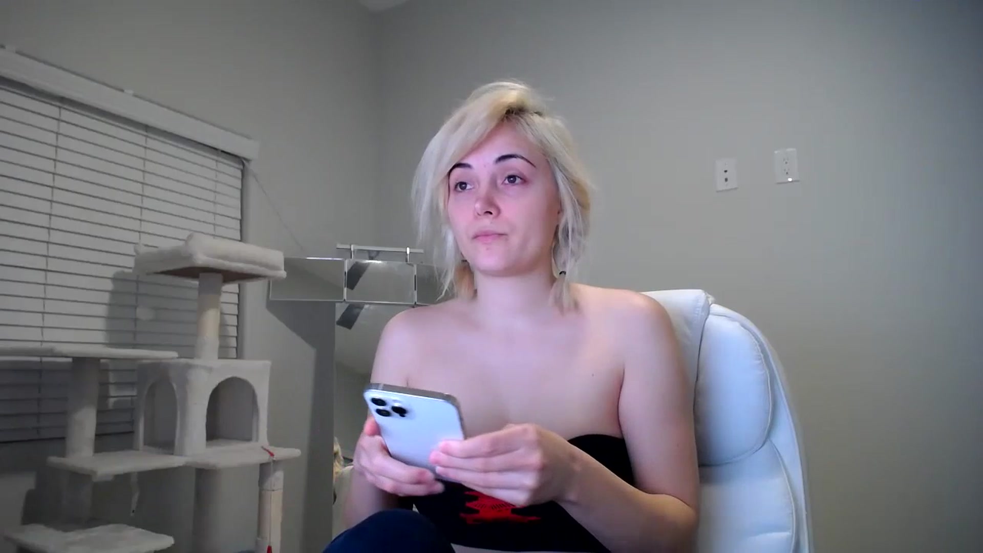 Gallery image thumbnail from SandraGPopa's myfreecams stream on, 12/03/2023, 07:52 image 6 of 20
