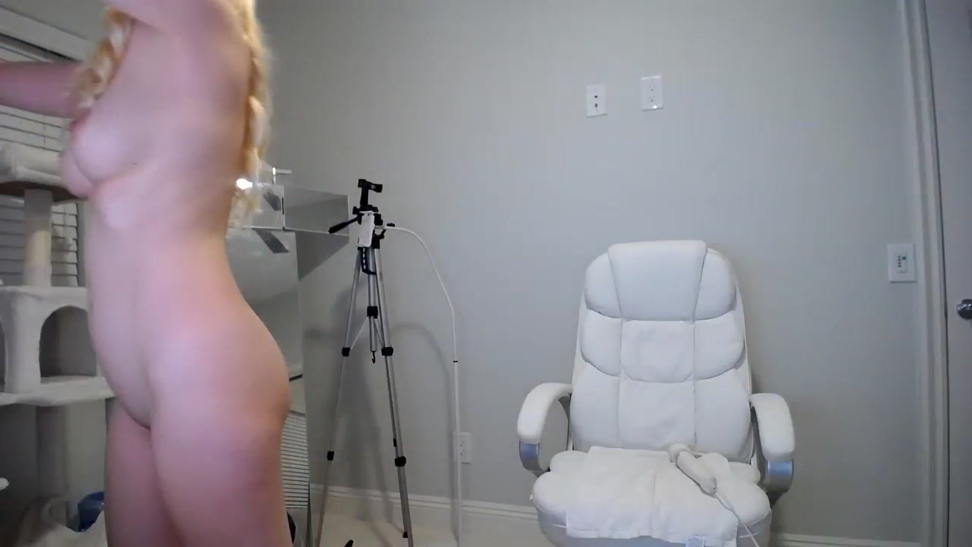 Gallery image thumbnail from SandraGPopa's myfreecams stream on, 12/16/2023, 06:49 image 15 of 20
