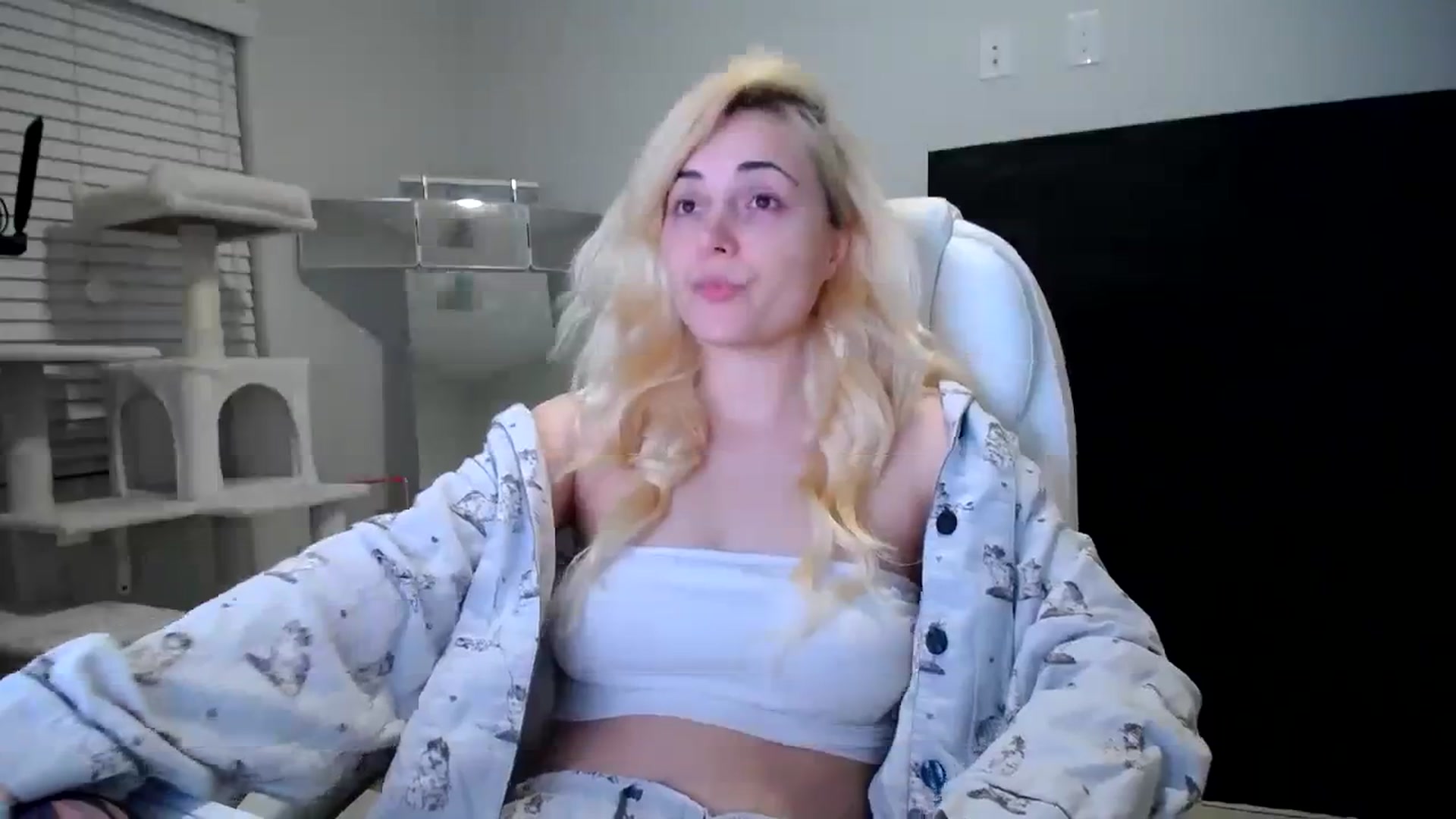 Gallery image thumbnail from SandraGPopa's myfreecams stream on, 12/22/2023, 05:58 image 18 of 20