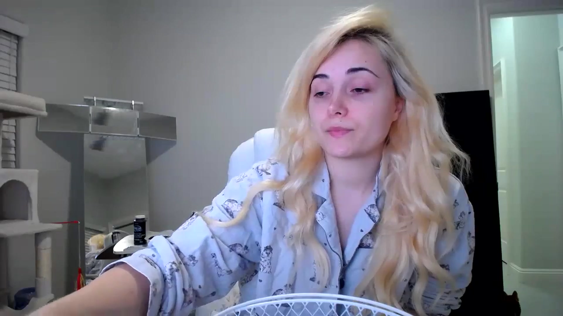 Gallery image thumbnail from SandraGPopa's myfreecams stream on, 12/22/2023, 07:05 image 6 of 20