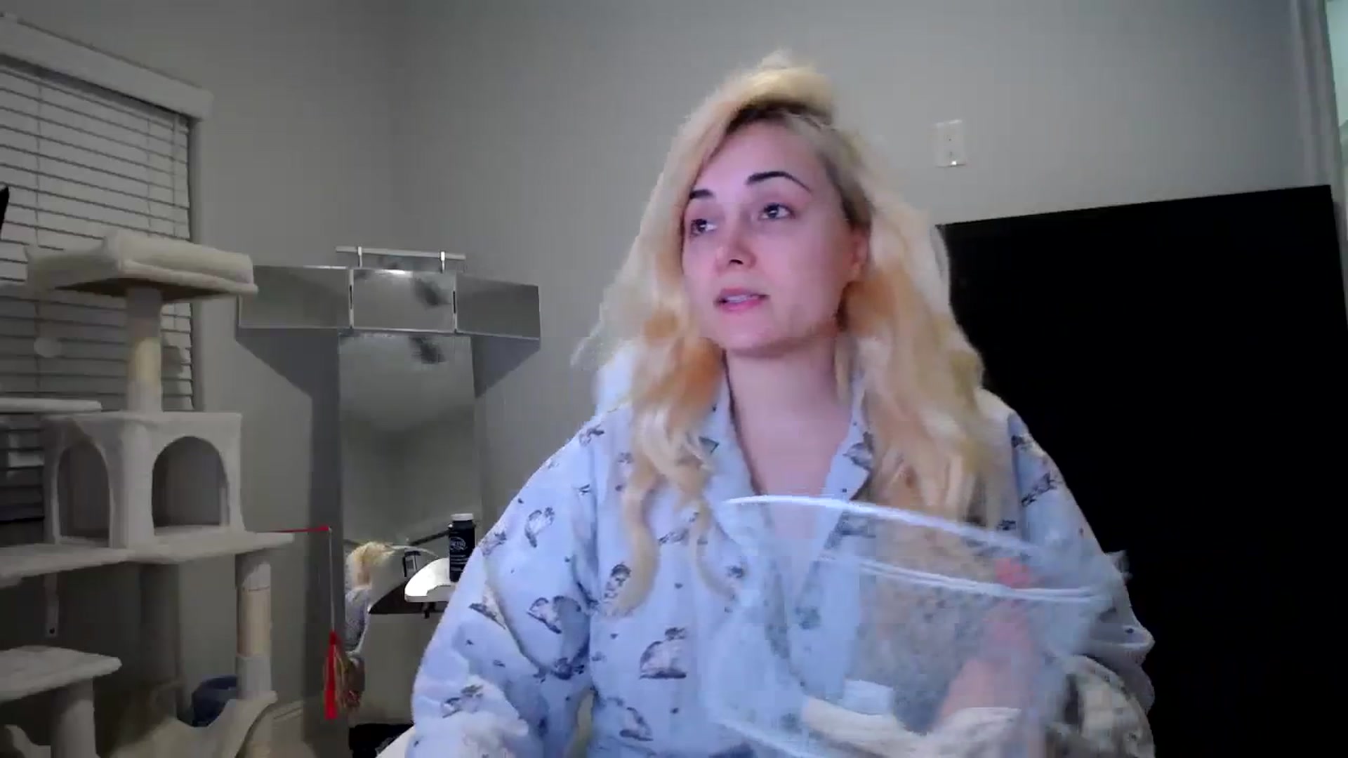 Gallery image thumbnail from SandraGPopa's myfreecams stream on, 12/22/2023, 07:05 image 2 of 20