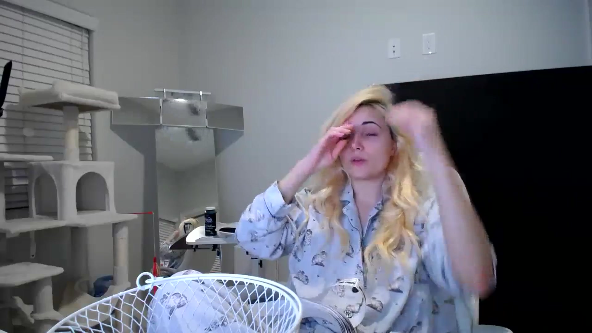 Gallery image thumbnail from SandraGPopa's myfreecams stream on, 12/22/2023, 07:05 image 7 of 20