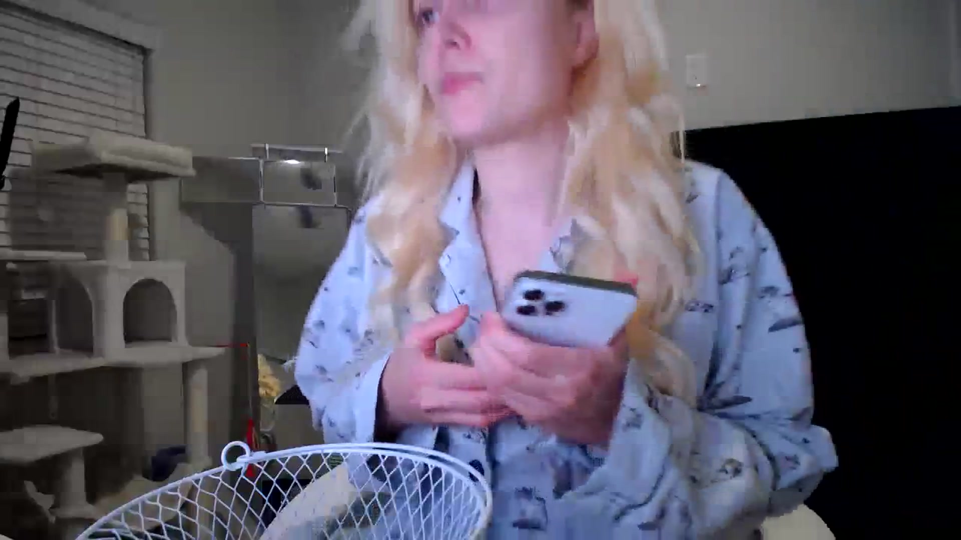 Gallery image thumbnail from SandraGPopa's myfreecams stream on, 12/22/2023, 07:05 image 9 of 20
