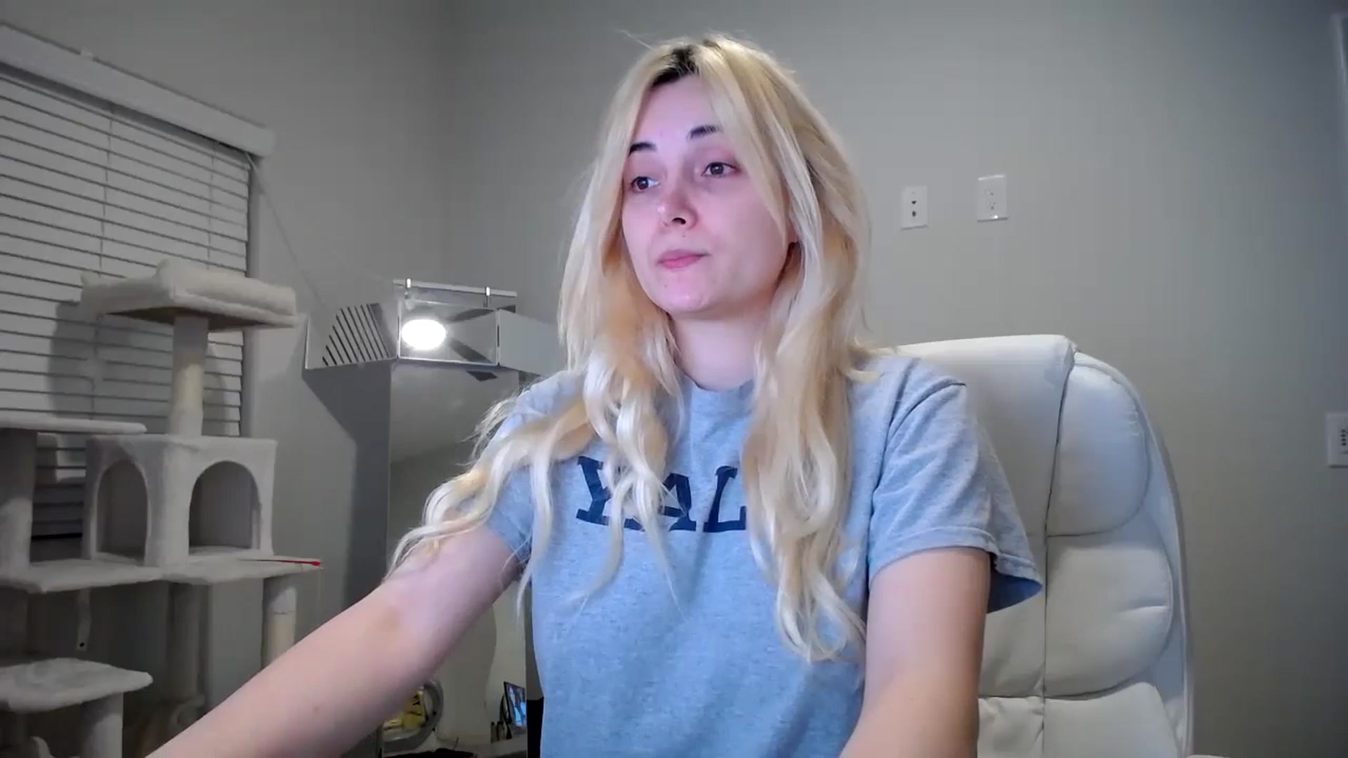 Gallery image thumbnail from SandraGPopa's myfreecams stream on, 01/06/2024, 07:10 image 18 of 20