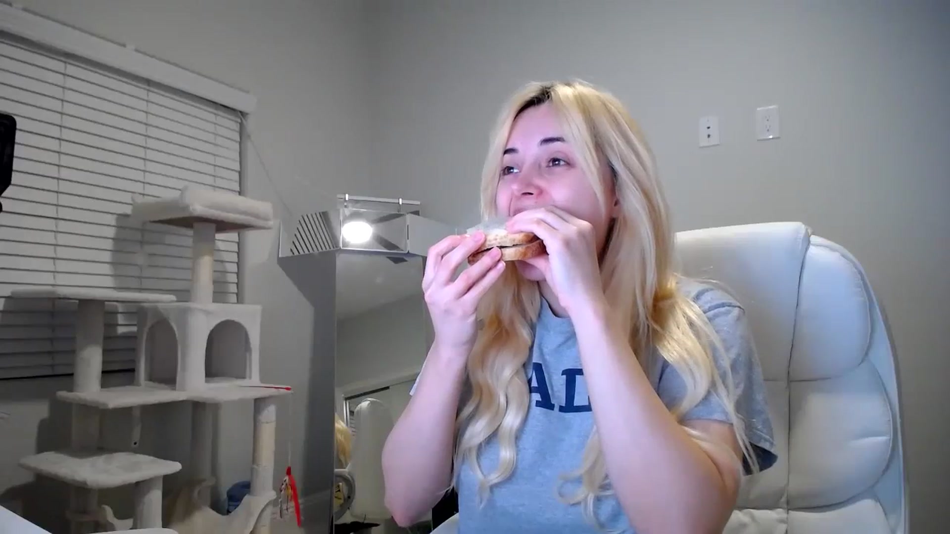 Gallery image thumbnail from SandraGPopa's myfreecams stream on, 01/06/2024, 07:10 image 6 of 20