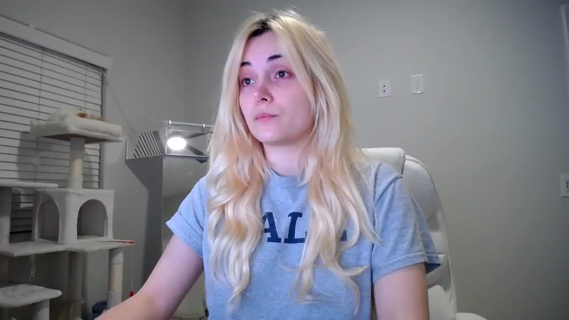 Gallery image thumbnail from SandraGPopa's myfreecams stream on, 01/06/2024, 11:14 image 7 of 20