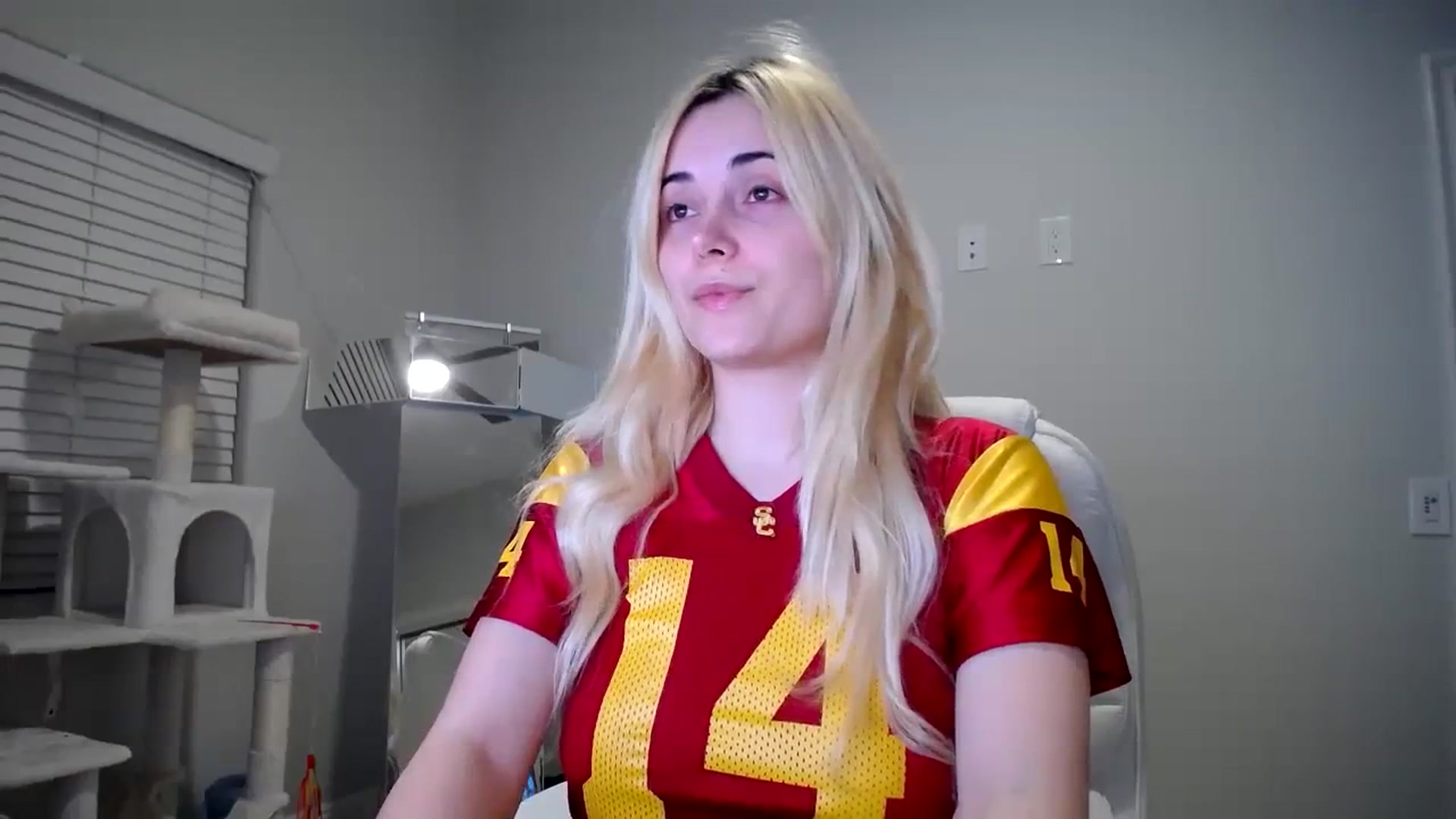 Gallery image thumbnail from SandraGPopa's myfreecams stream on, 01/08/2024, 07:46 image 2 of 20