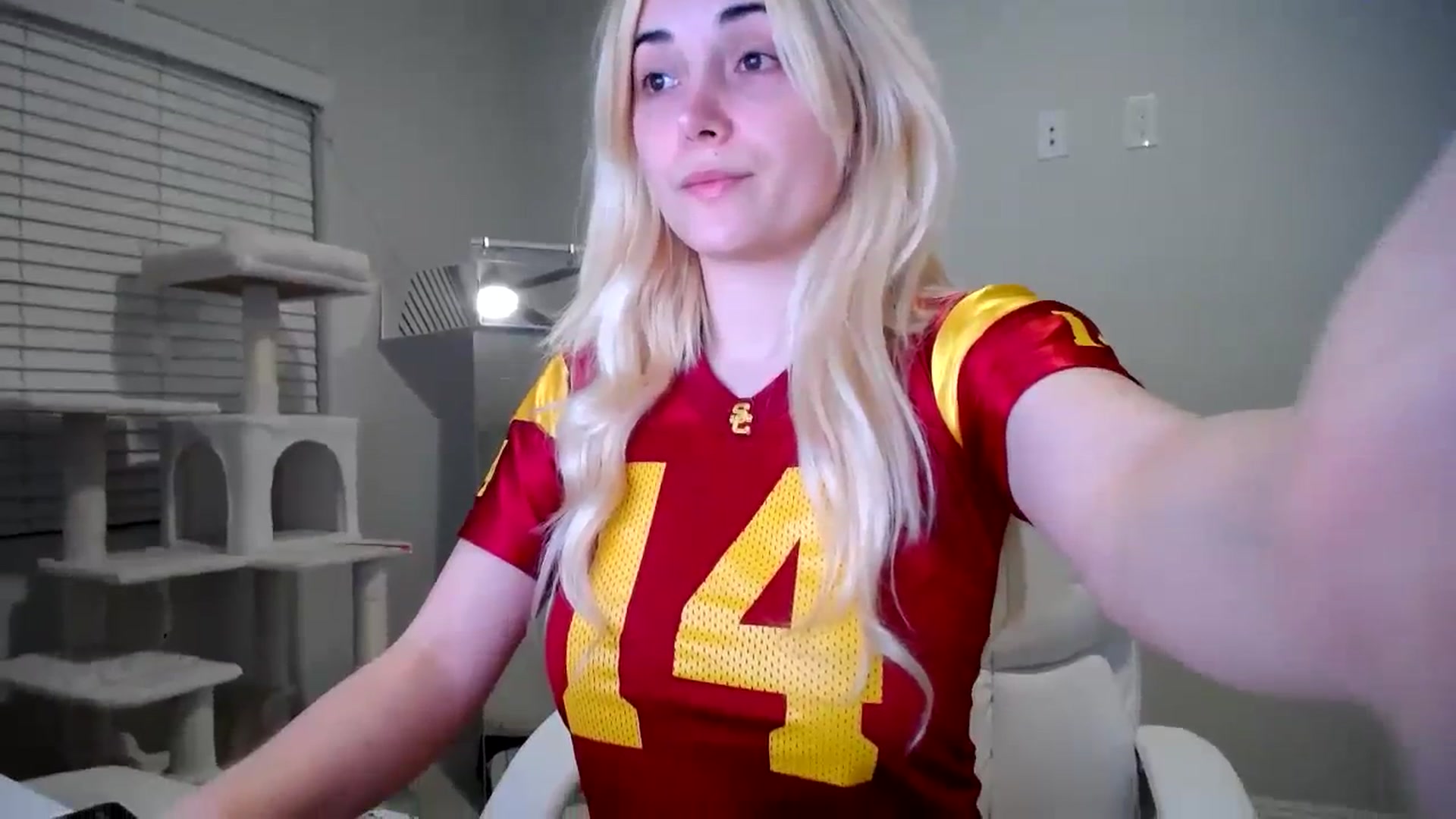 Gallery image thumbnail from SandraGPopa's myfreecams stream on, 01/08/2024, 07:46 image 13 of 20