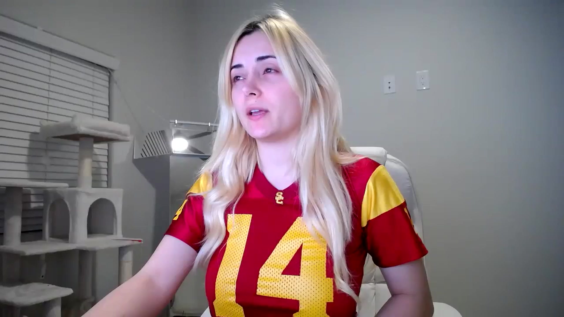 Gallery image thumbnail from SandraGPopa's myfreecams stream on, 01/08/2024, 07:46 image 14 of 20