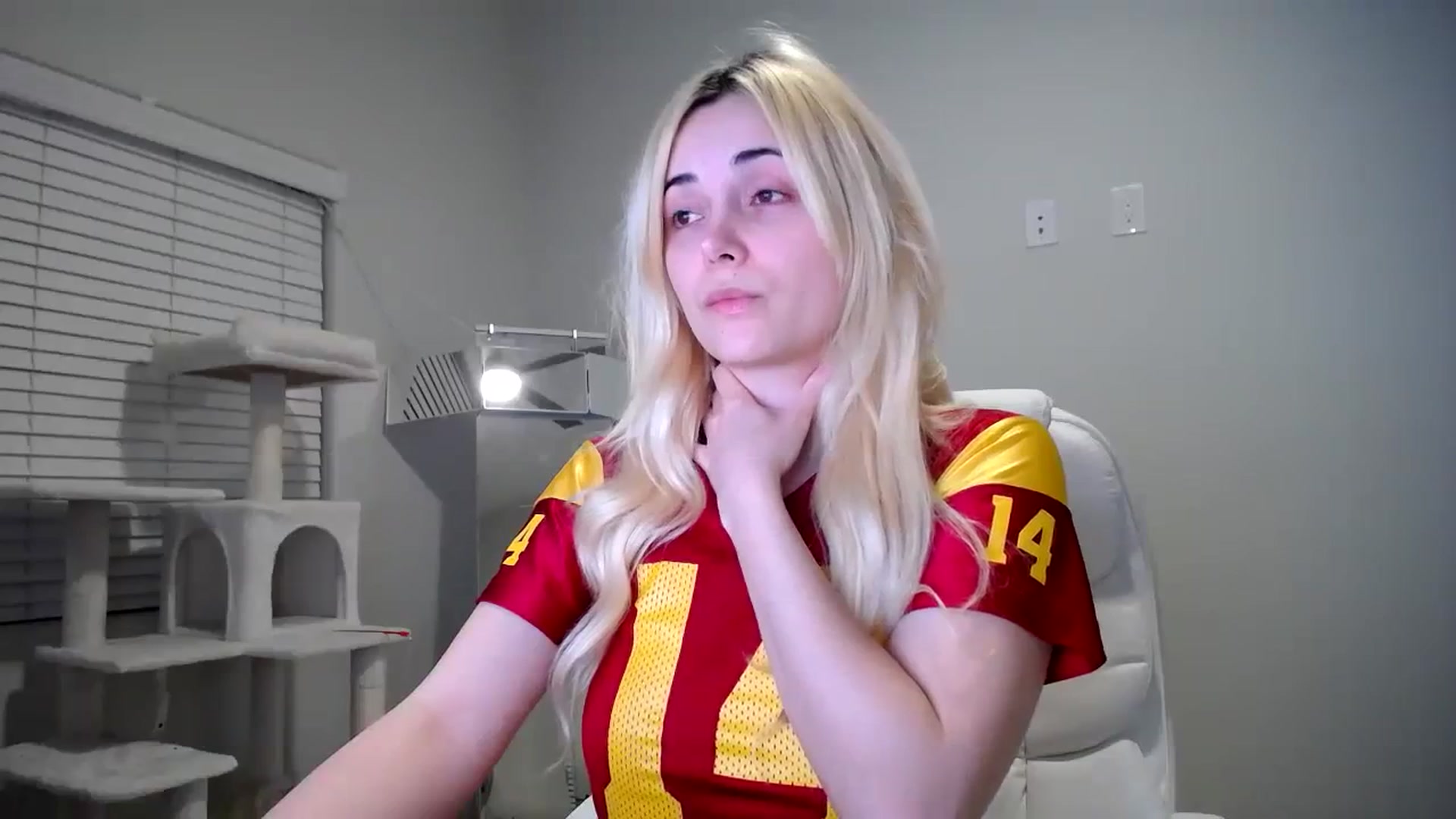 Gallery image thumbnail from SandraGPopa's myfreecams stream on, 01/08/2024, 07:46 image 19 of 20