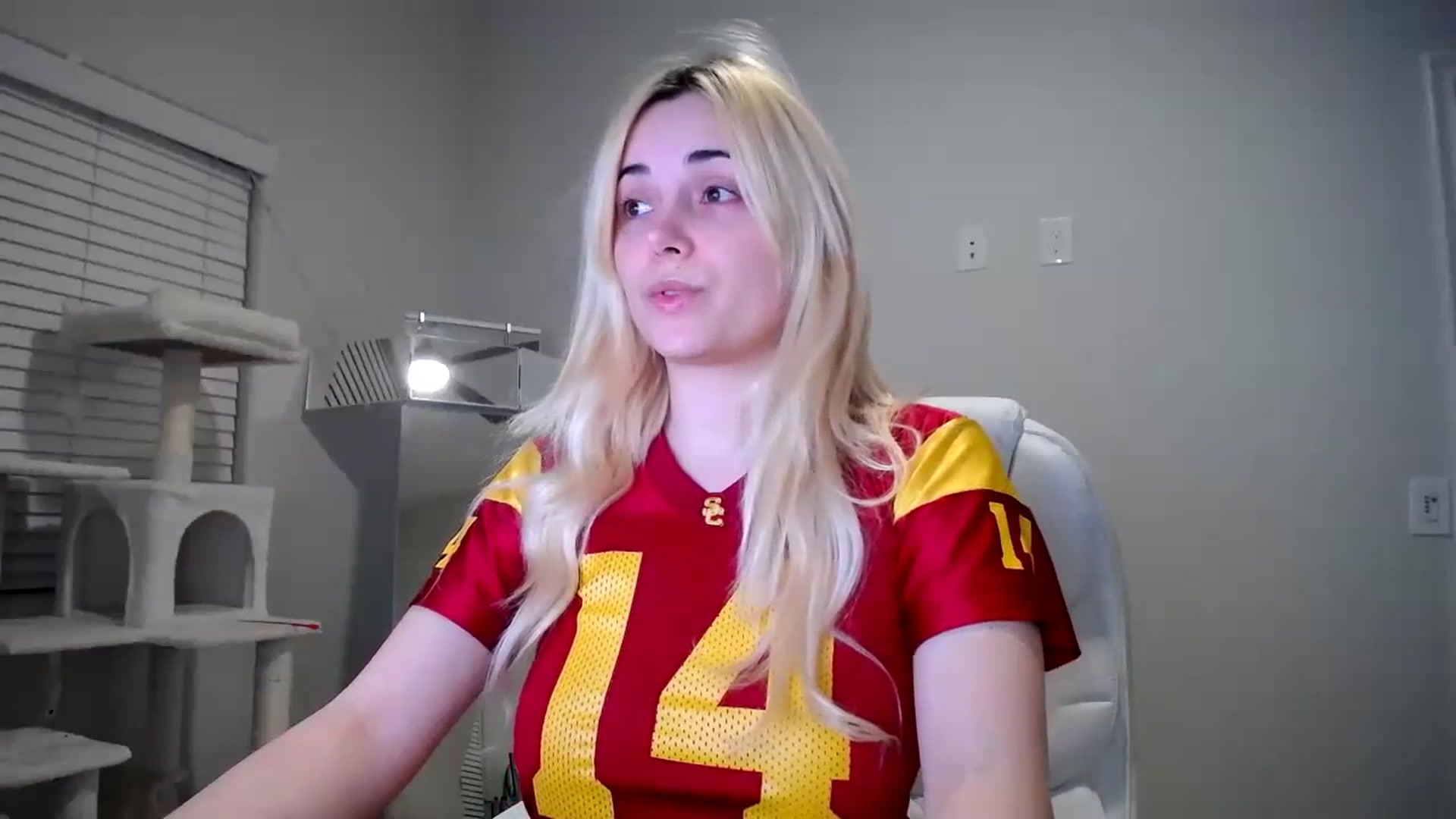 Gallery image thumbnail from SandraGPopa's myfreecams stream on, 01/08/2024, 07:46 image 4 of 20