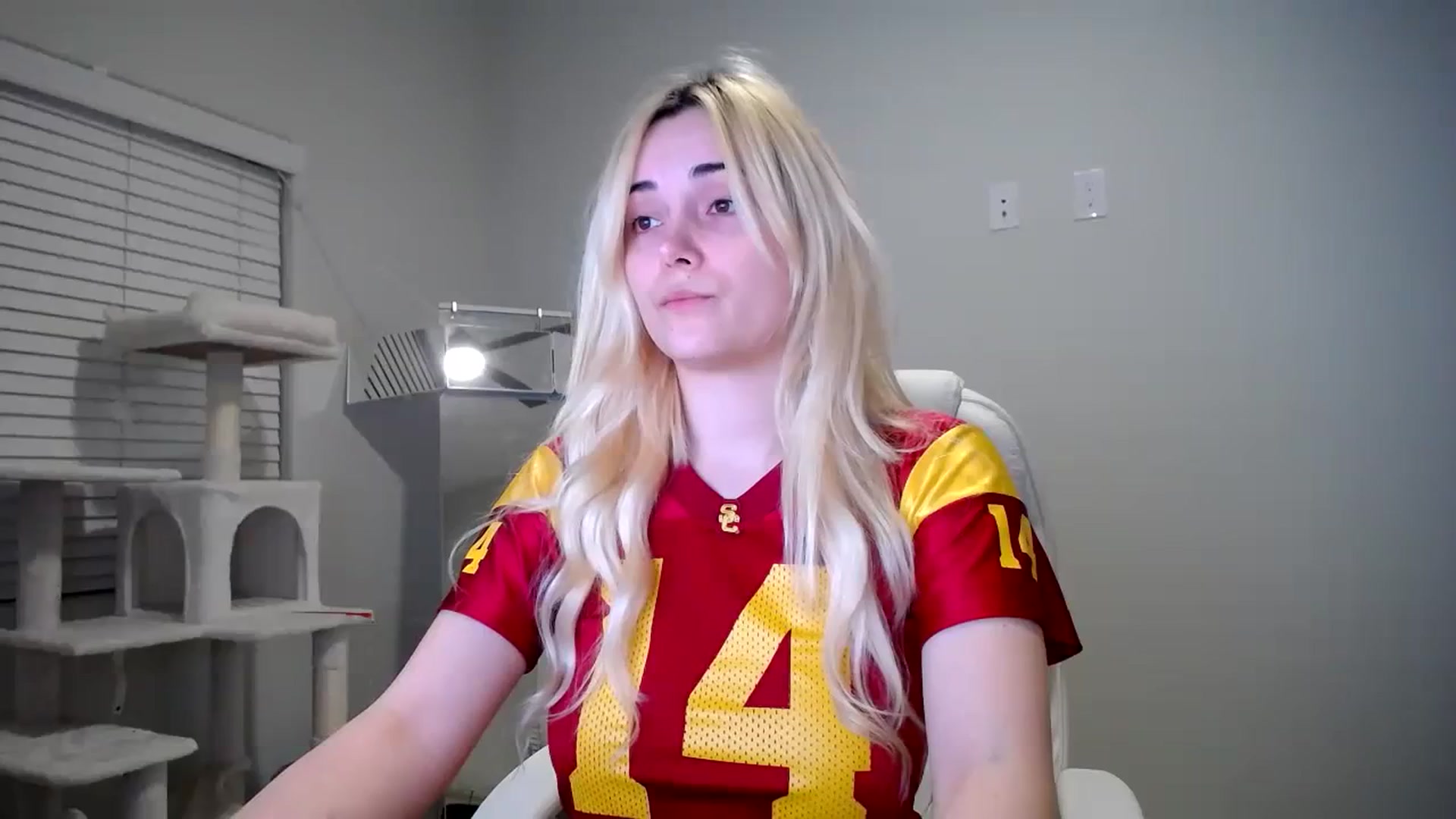 Gallery image thumbnail from SandraGPopa's myfreecams stream on, 01/08/2024, 08:09 image 17 of 20